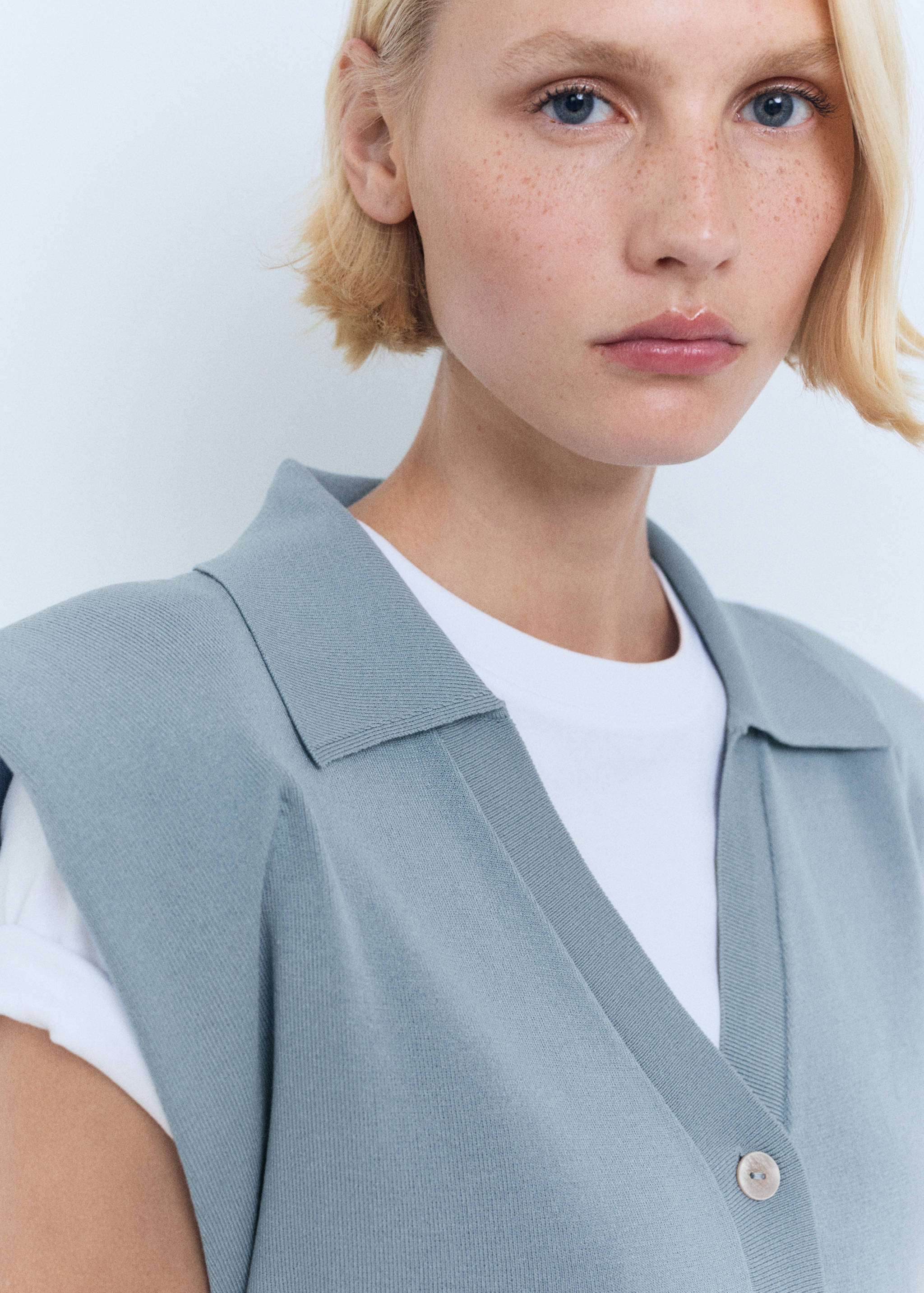 Gilet à épaulettes en maille fine - Détail de l'article 1