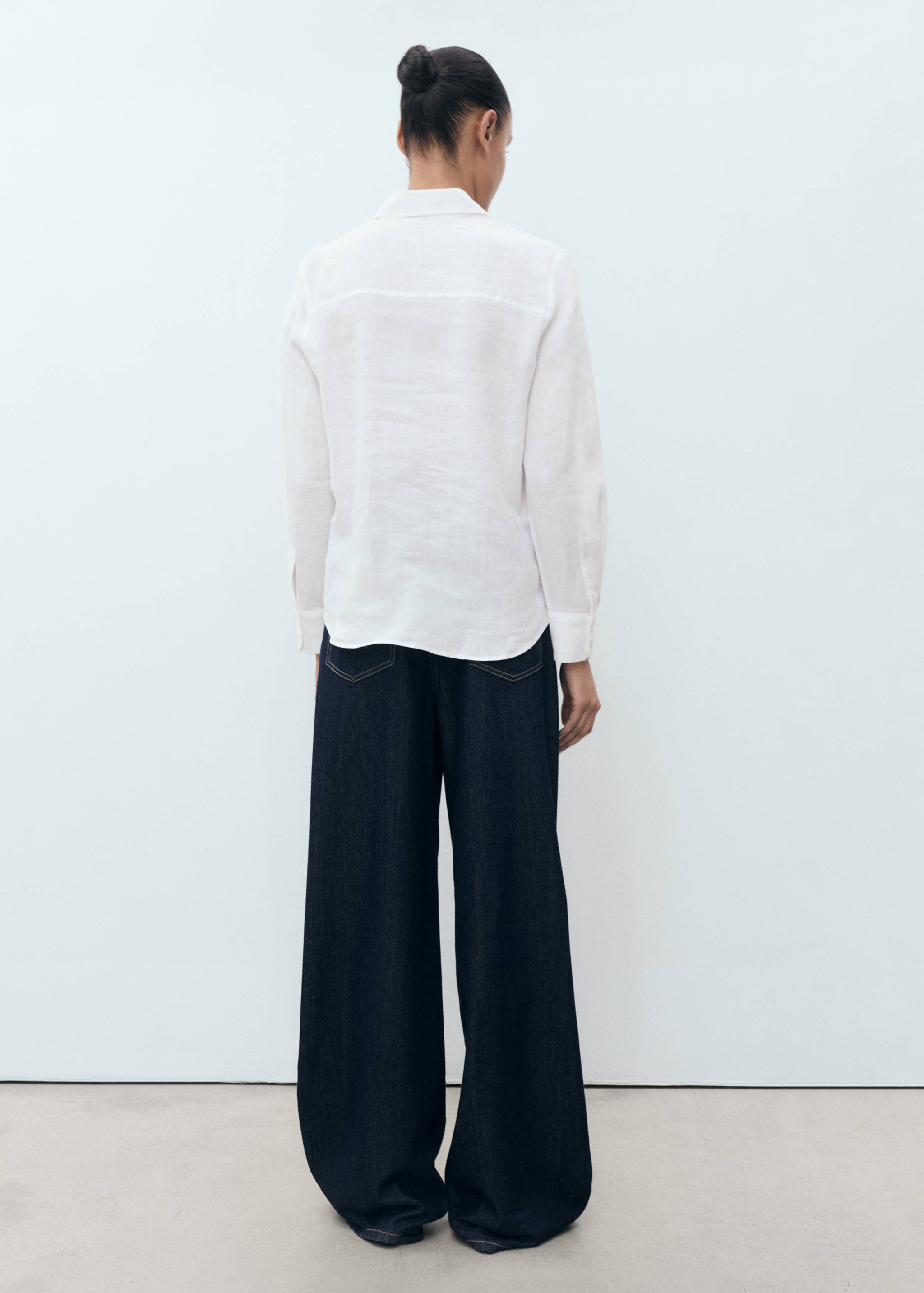 Pocket linen shirt - Reverse of the article