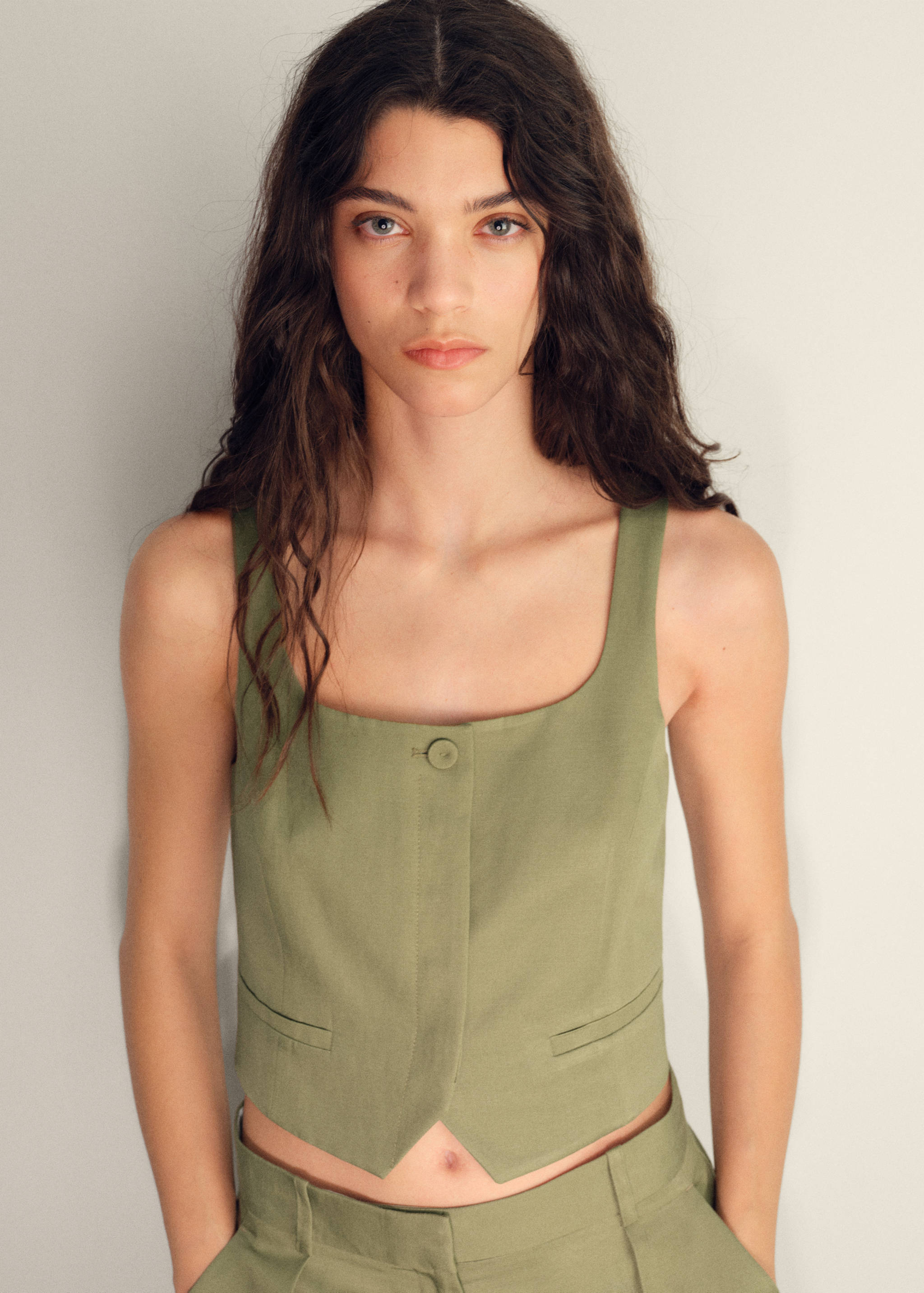 Костюмный жилет из смесового льна - Средний план