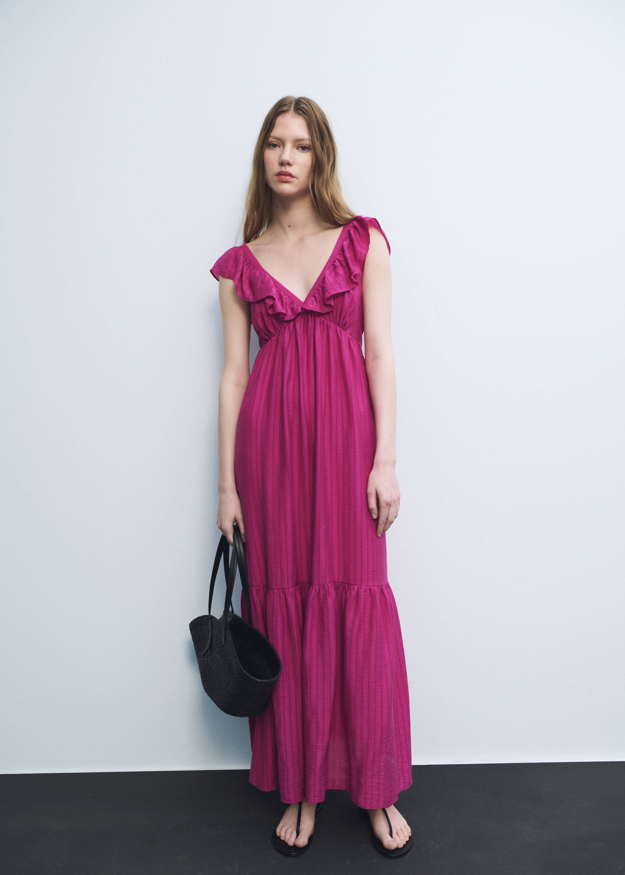 Long dress with ruffle neckline - Details of the article 6