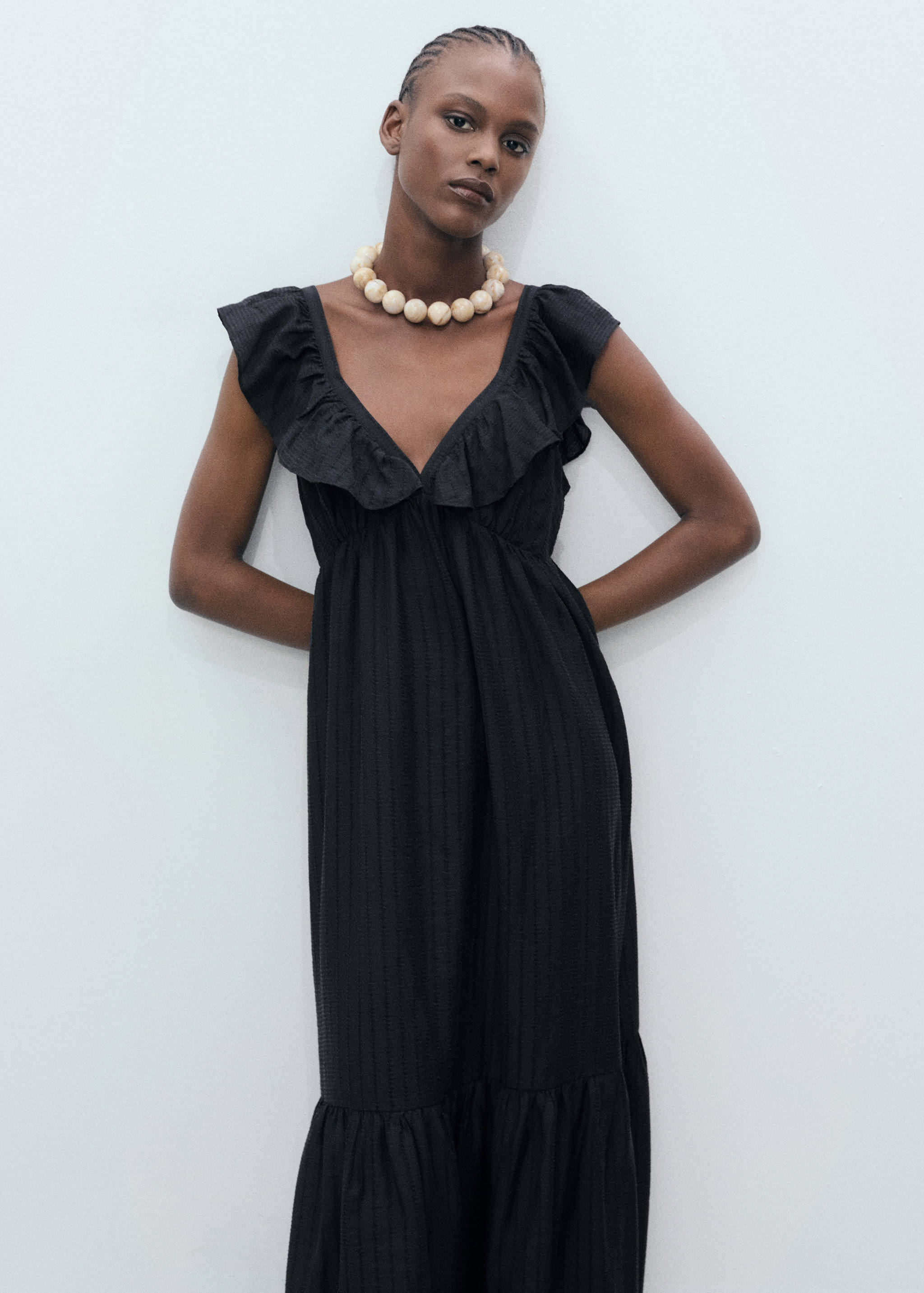 Long dress with ruffle neckline - Medium plane