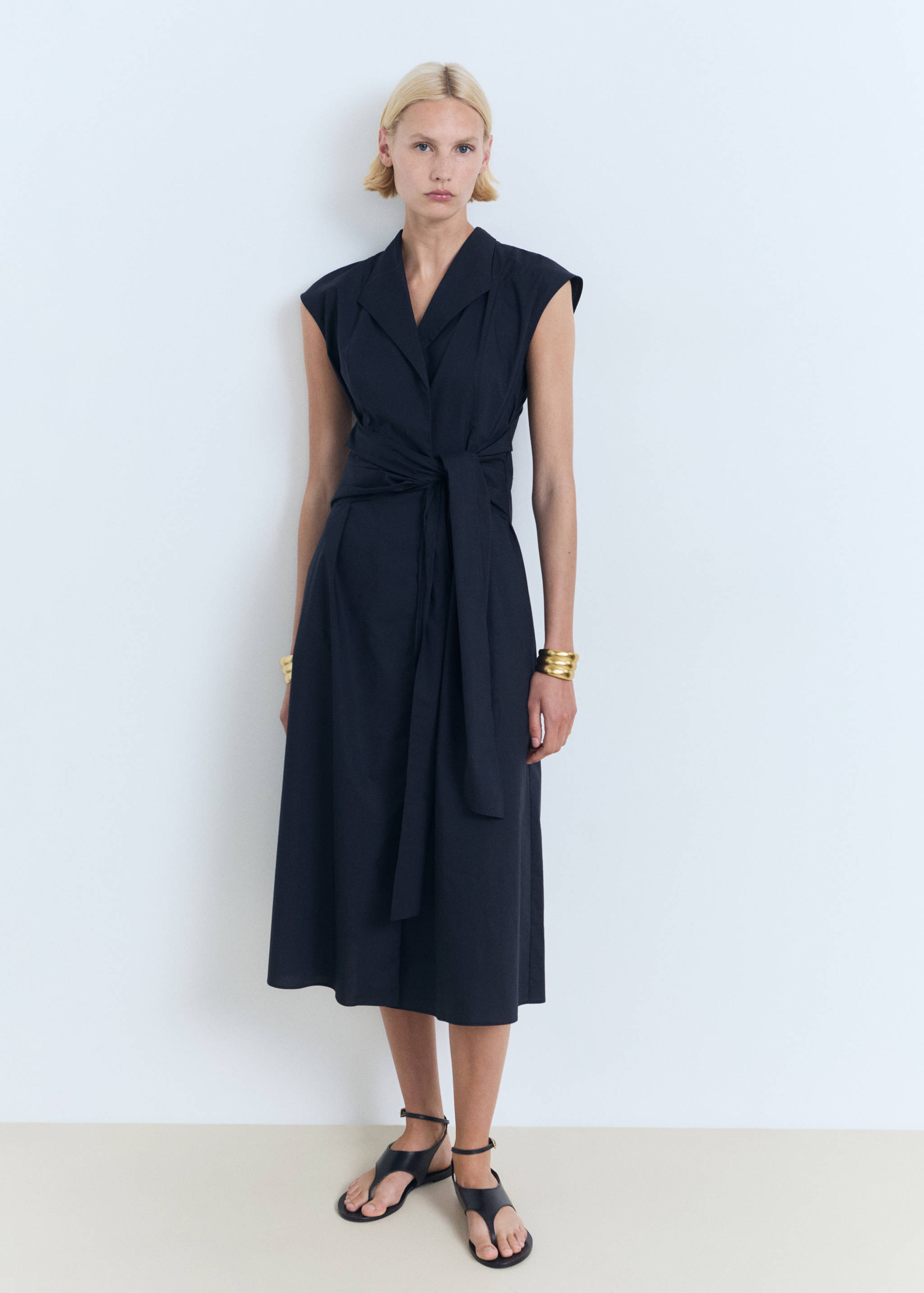 Vestido camiseiro com pormenor de nó - Plano geral