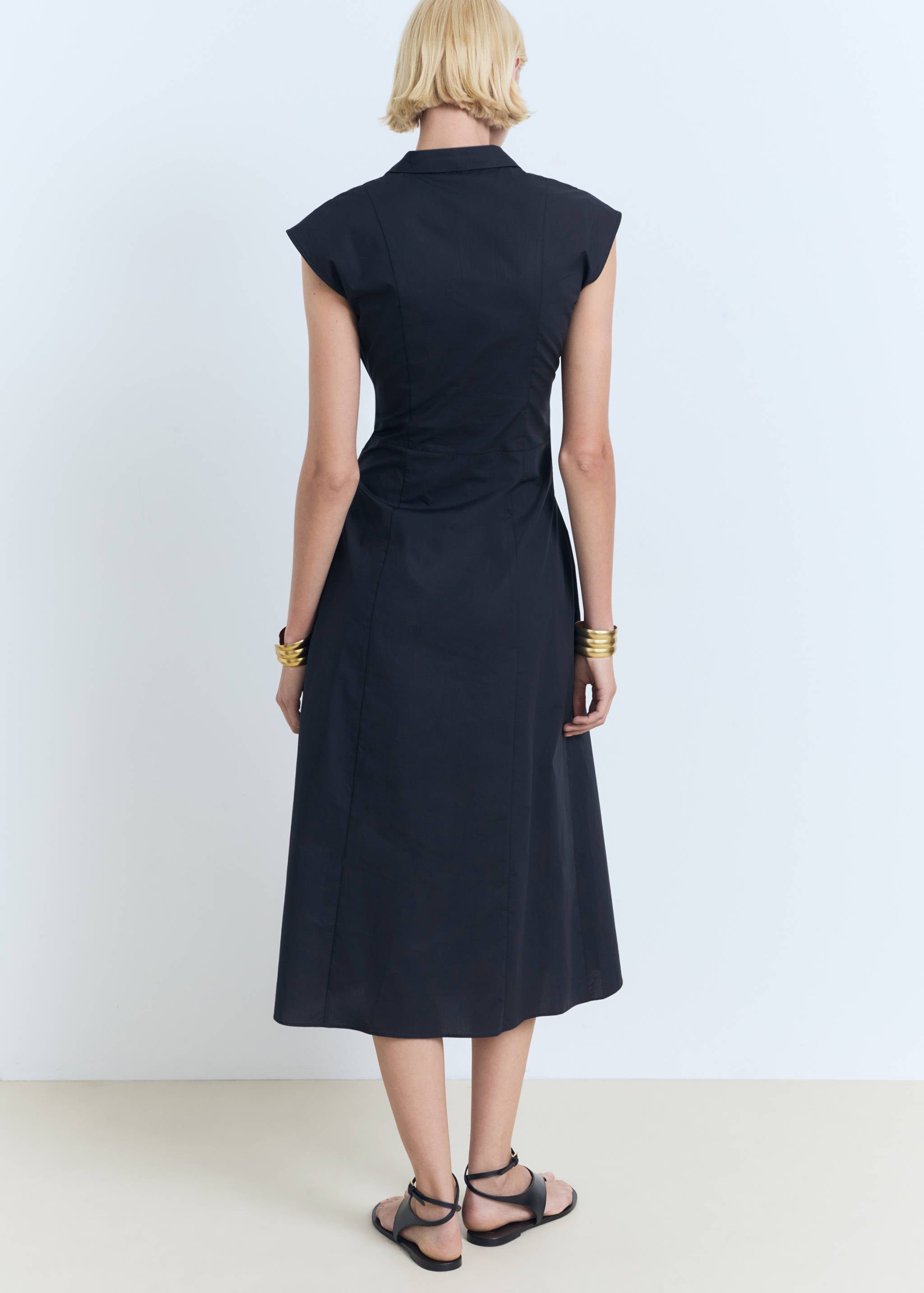 Vestido camiseiro com pormenor de nó - Verso do artigo