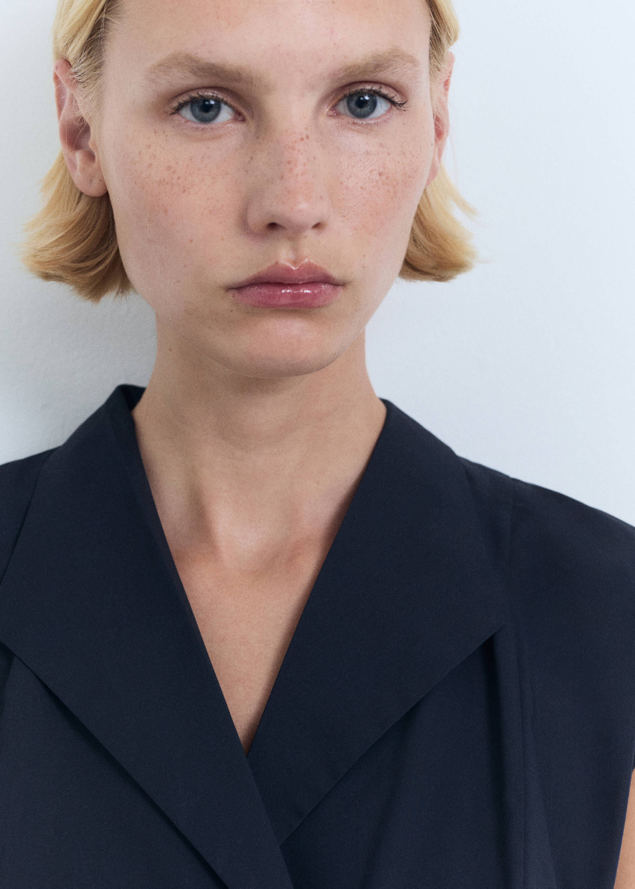 Vestido camiseiro com pormenor de nó - Pormenor do artigo 1