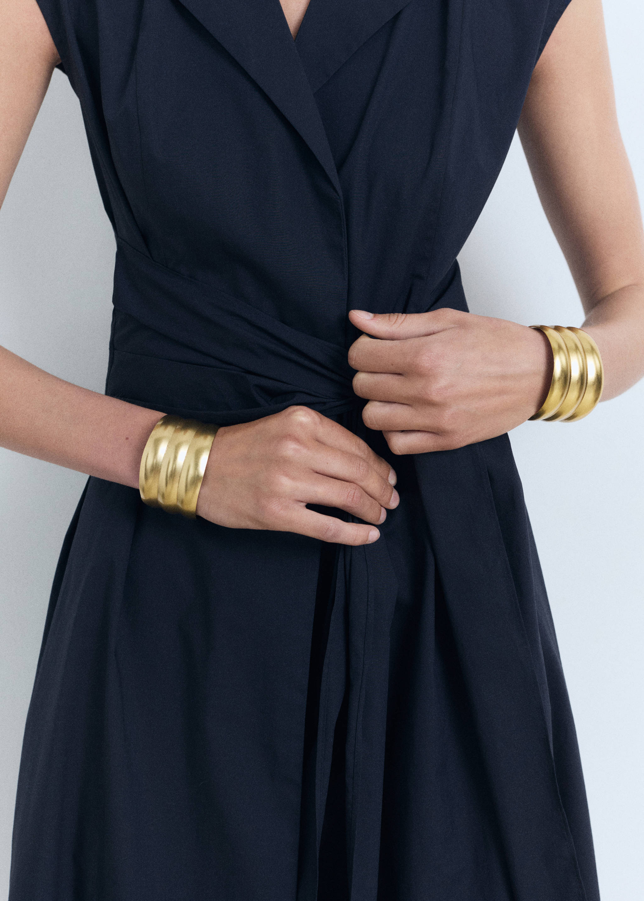 Vestido camiseiro com pormenor de nó - Pormenor do artigo 2