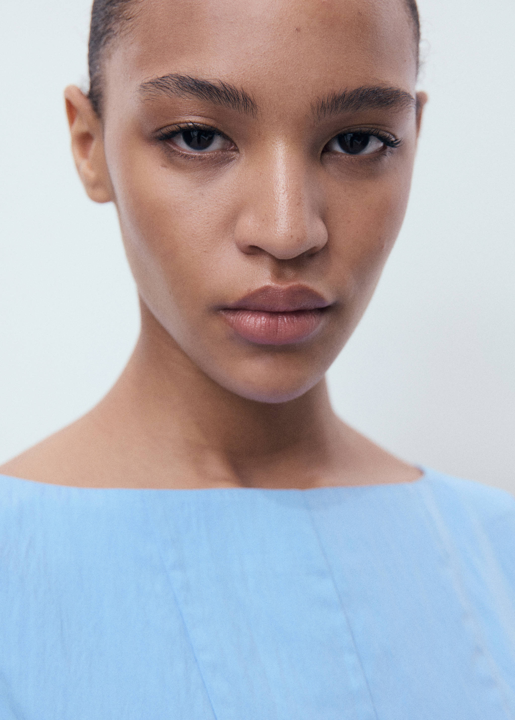 Boat-neck dress with pleats - Details of the article 1