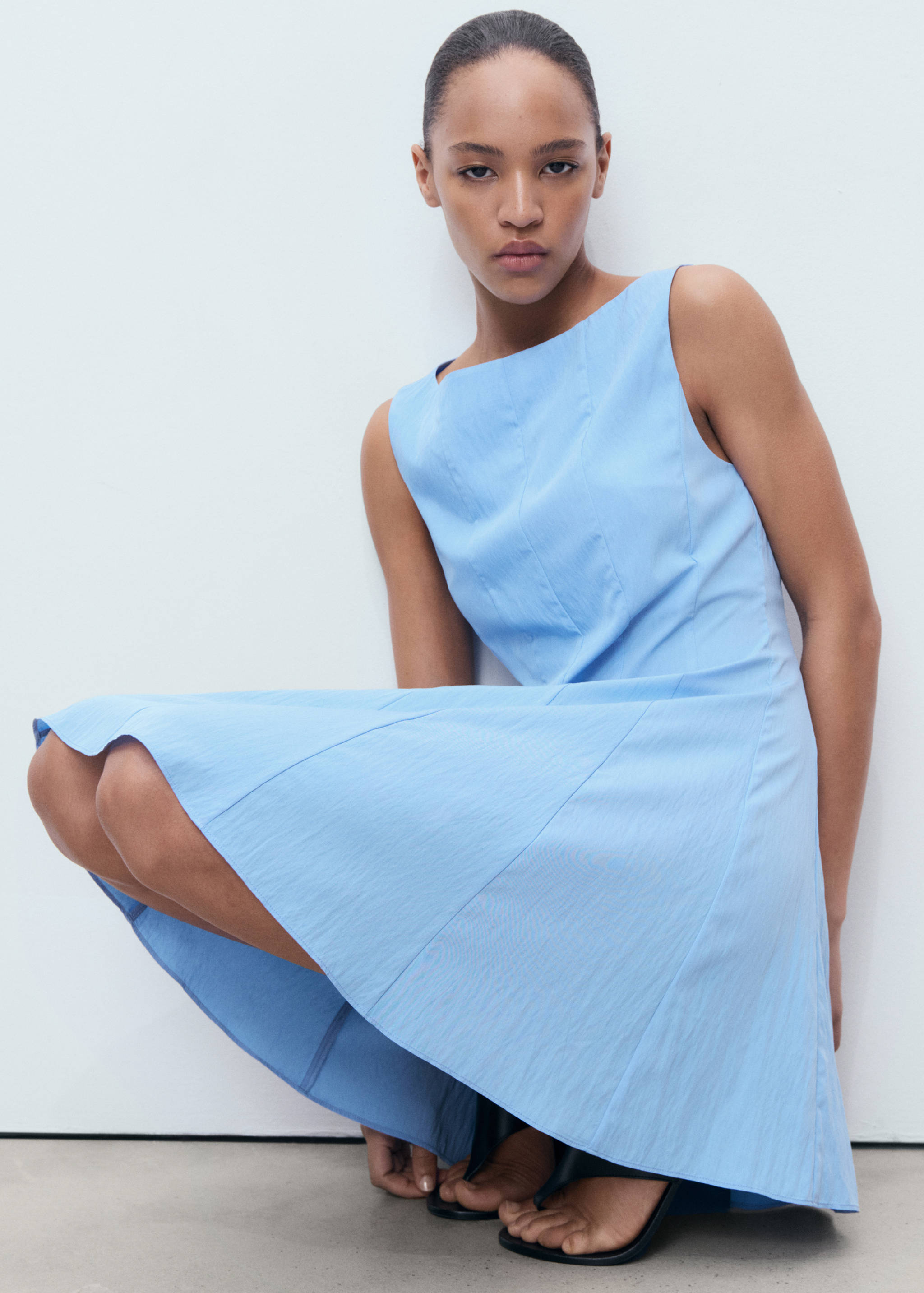 Boat-neck dress with pleats - Details of the article 2