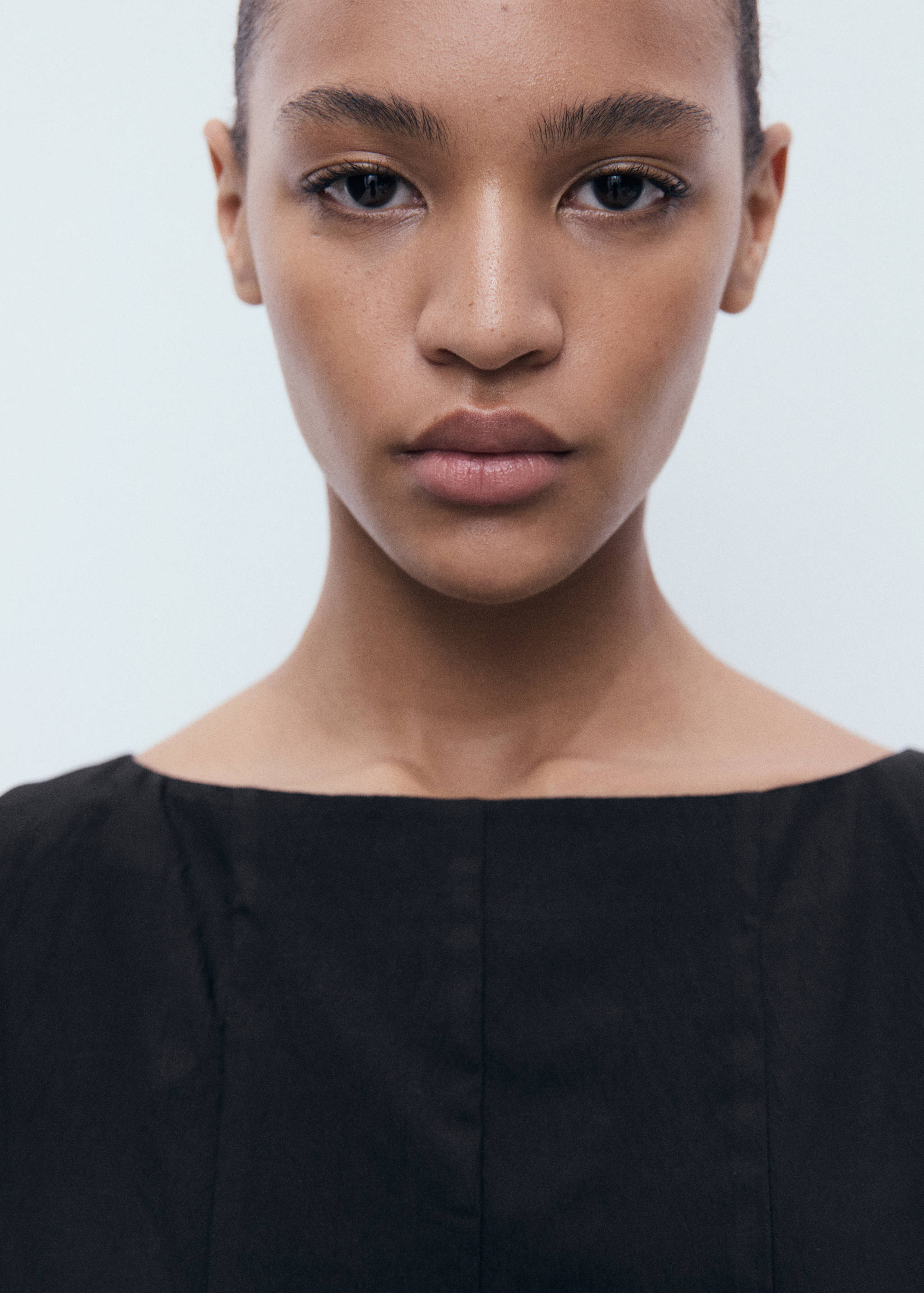 Boat-neck dress with pleats - Details of the article 1