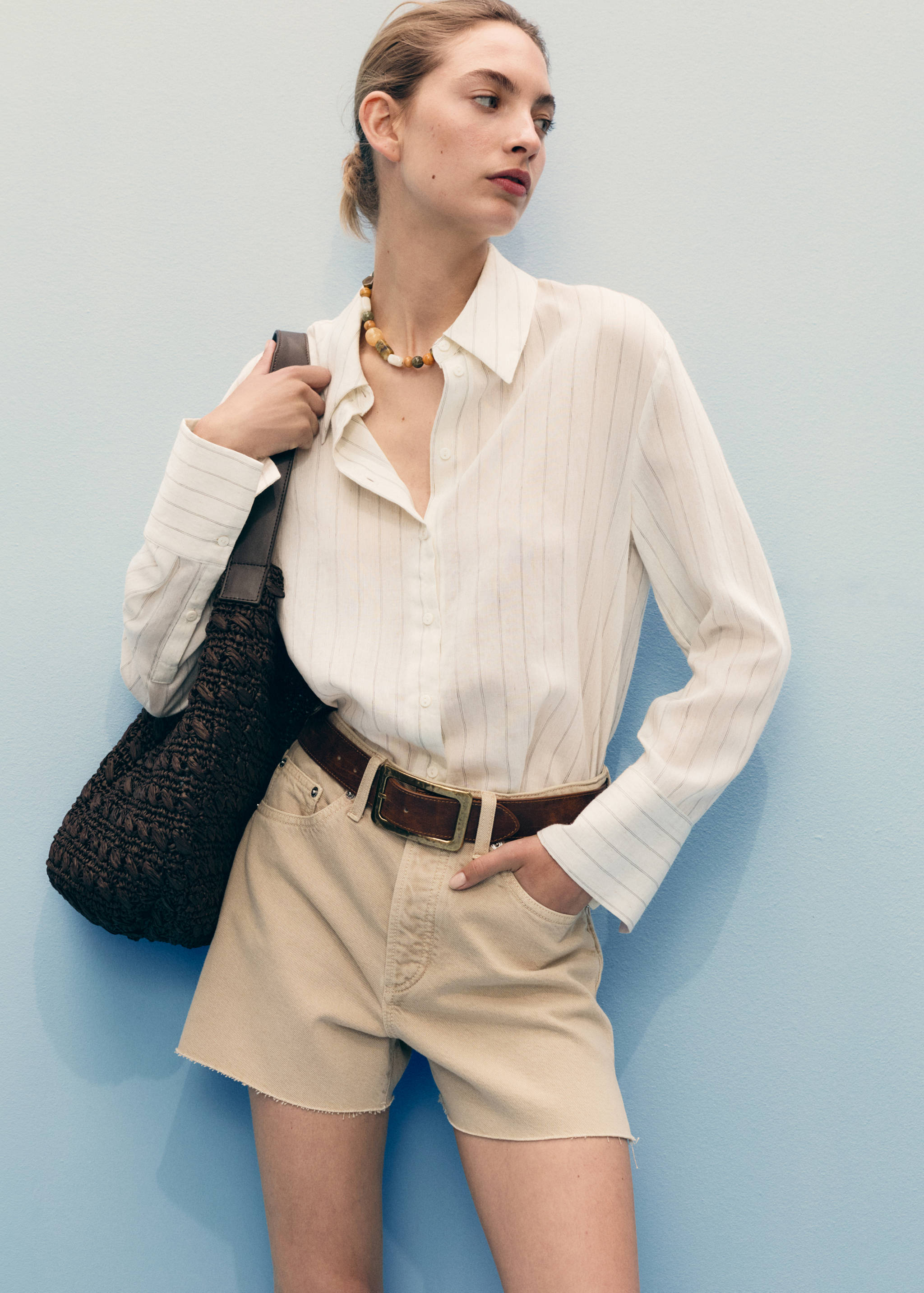 Denim shorts with frayed hem - Medium plane