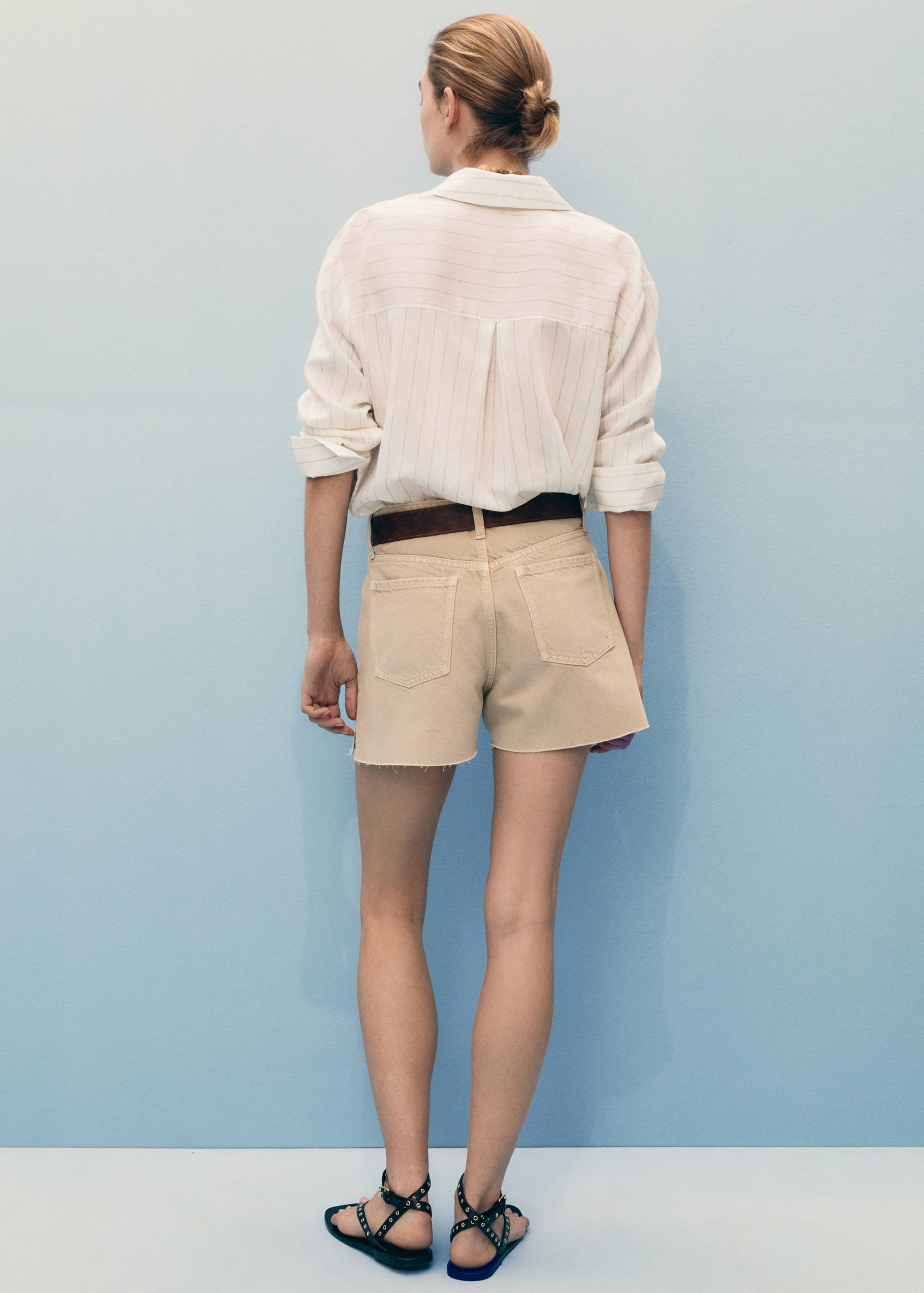 Denim shorts with frayed hem - Reverse of the article