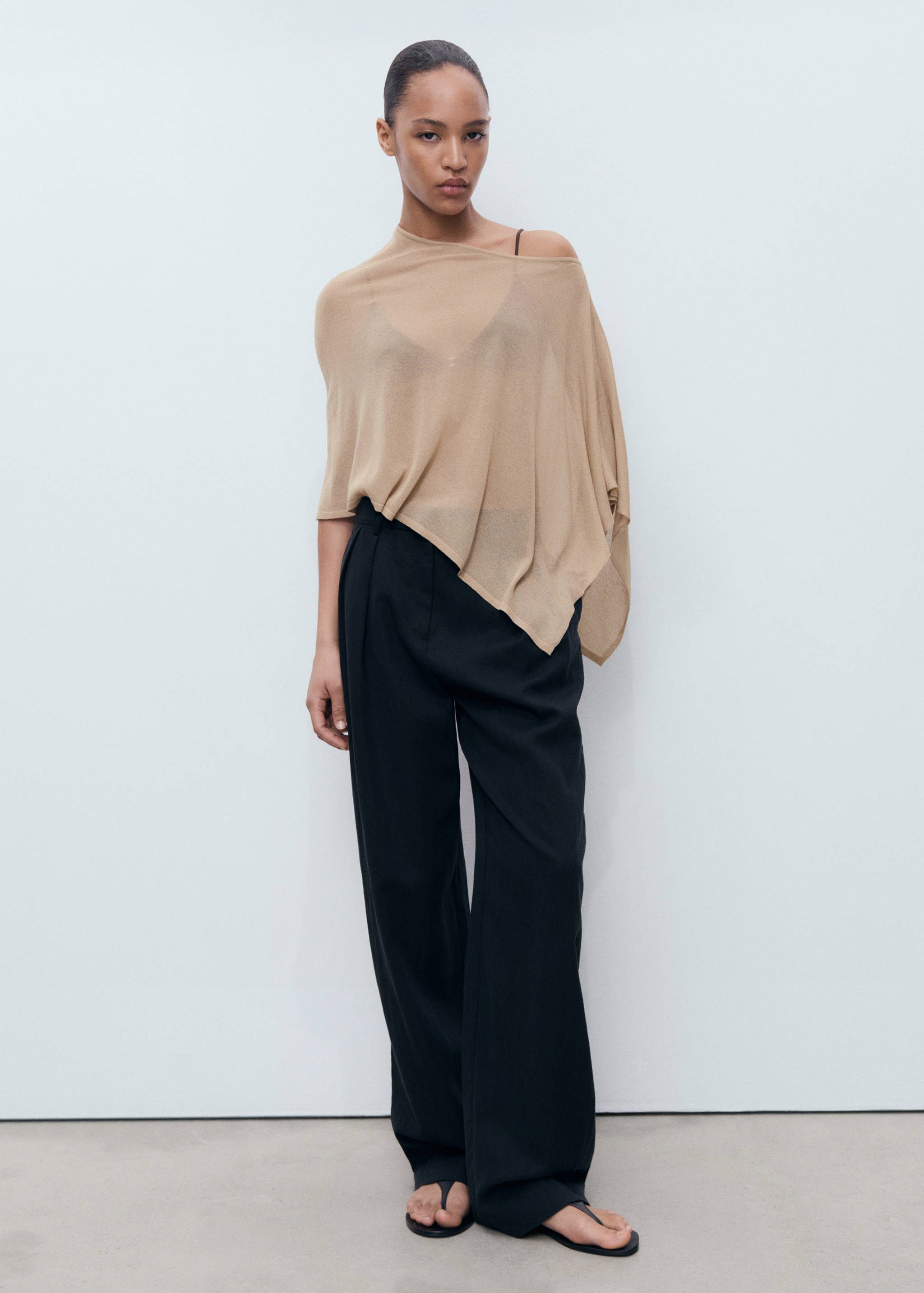 Asymmetrical knitted cape - General plane