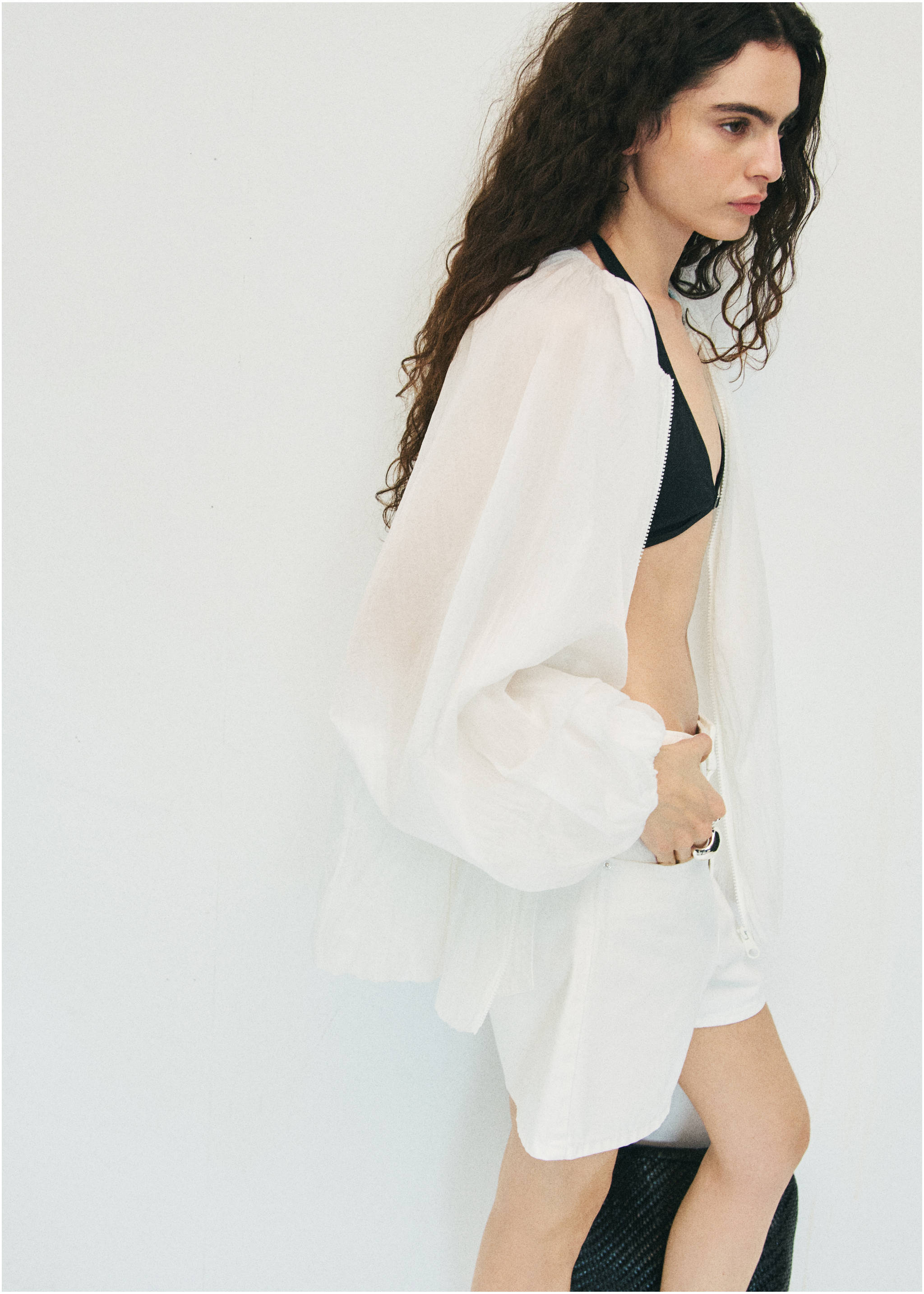 High-waisted straight-fit denim shorts - Details of the article 6, White. Ref: 17061192-00.