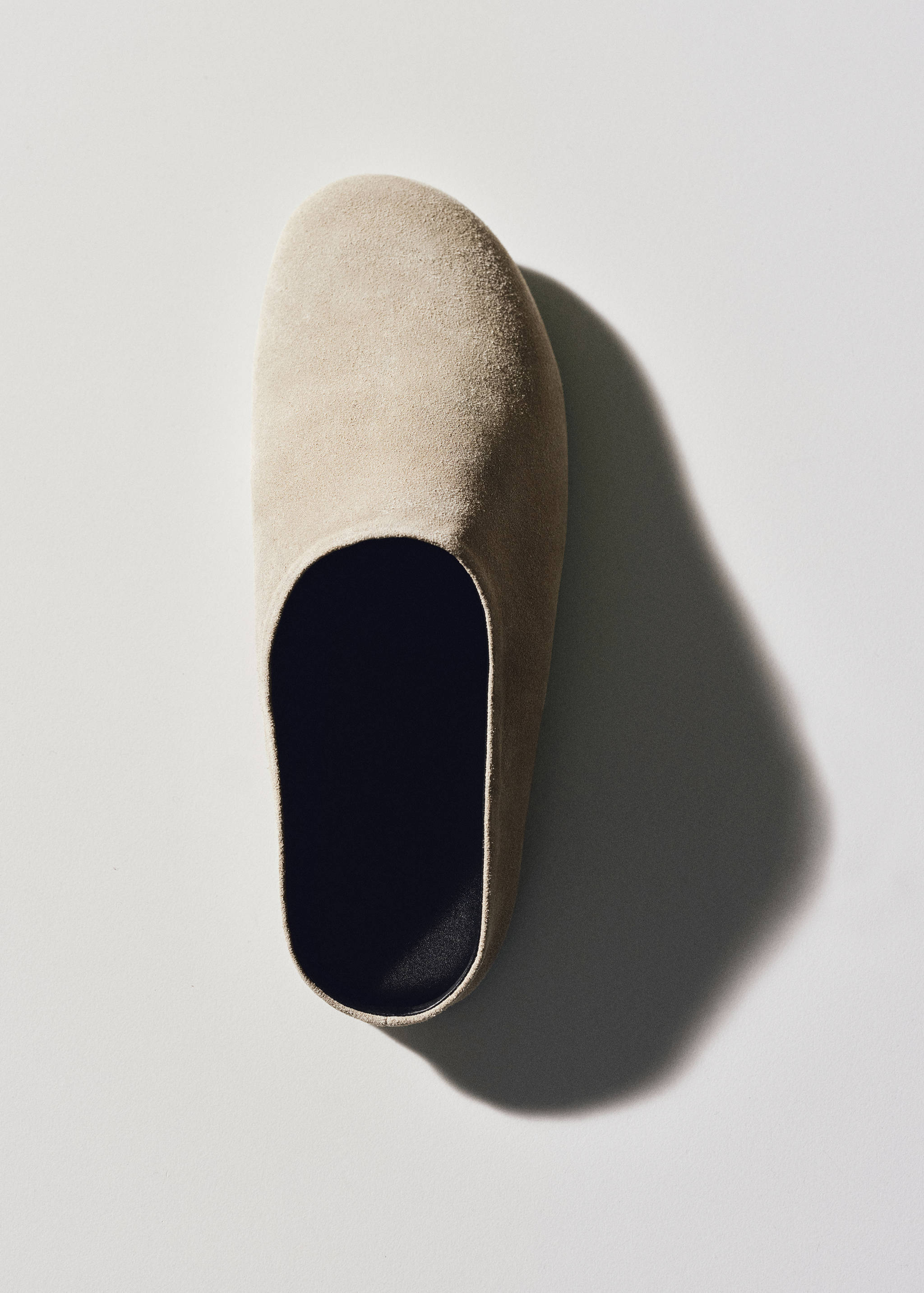 Saboți din piele întoarsă - Plan general