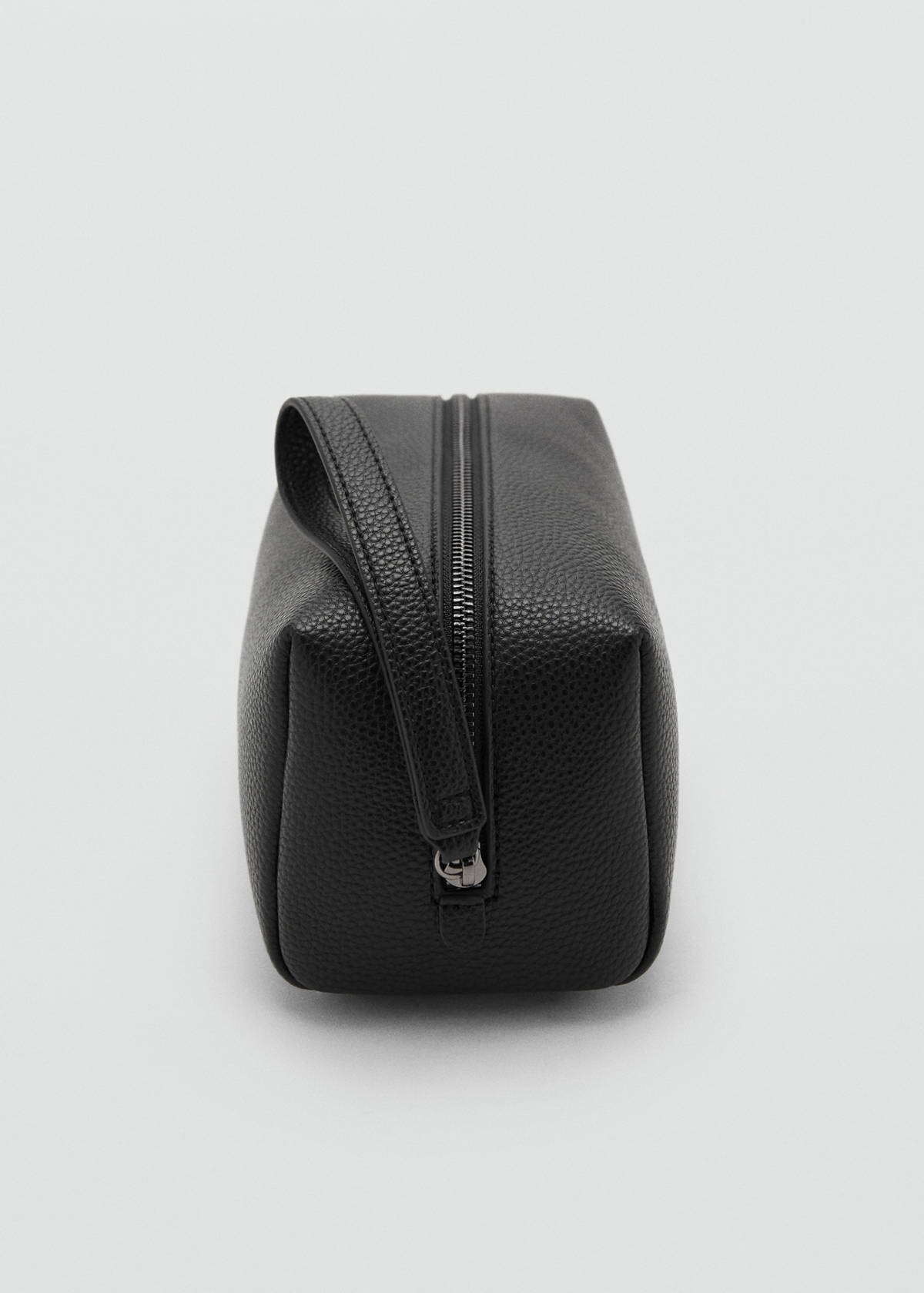 Contrast-strap pebbled cosmetic bag — Black