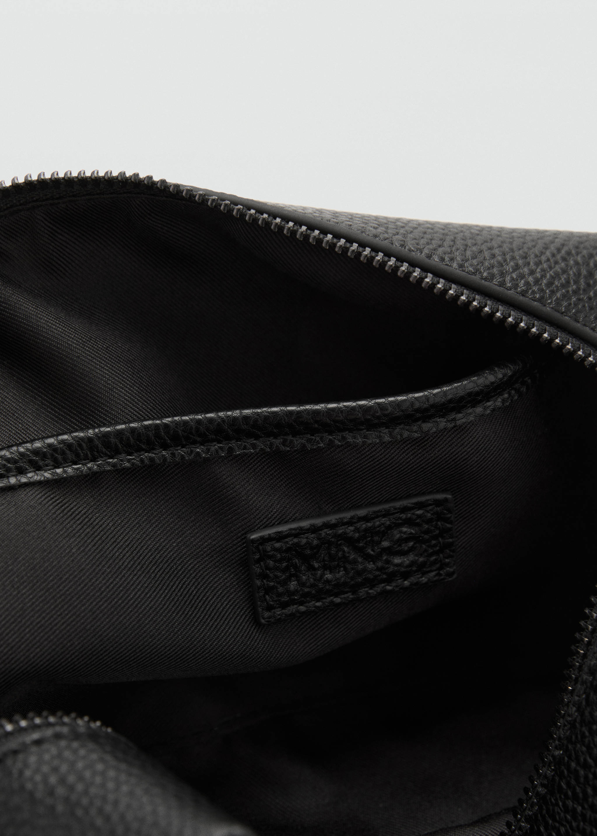 Contrast-strap pebbled cosmetic bag - Details of the article 2