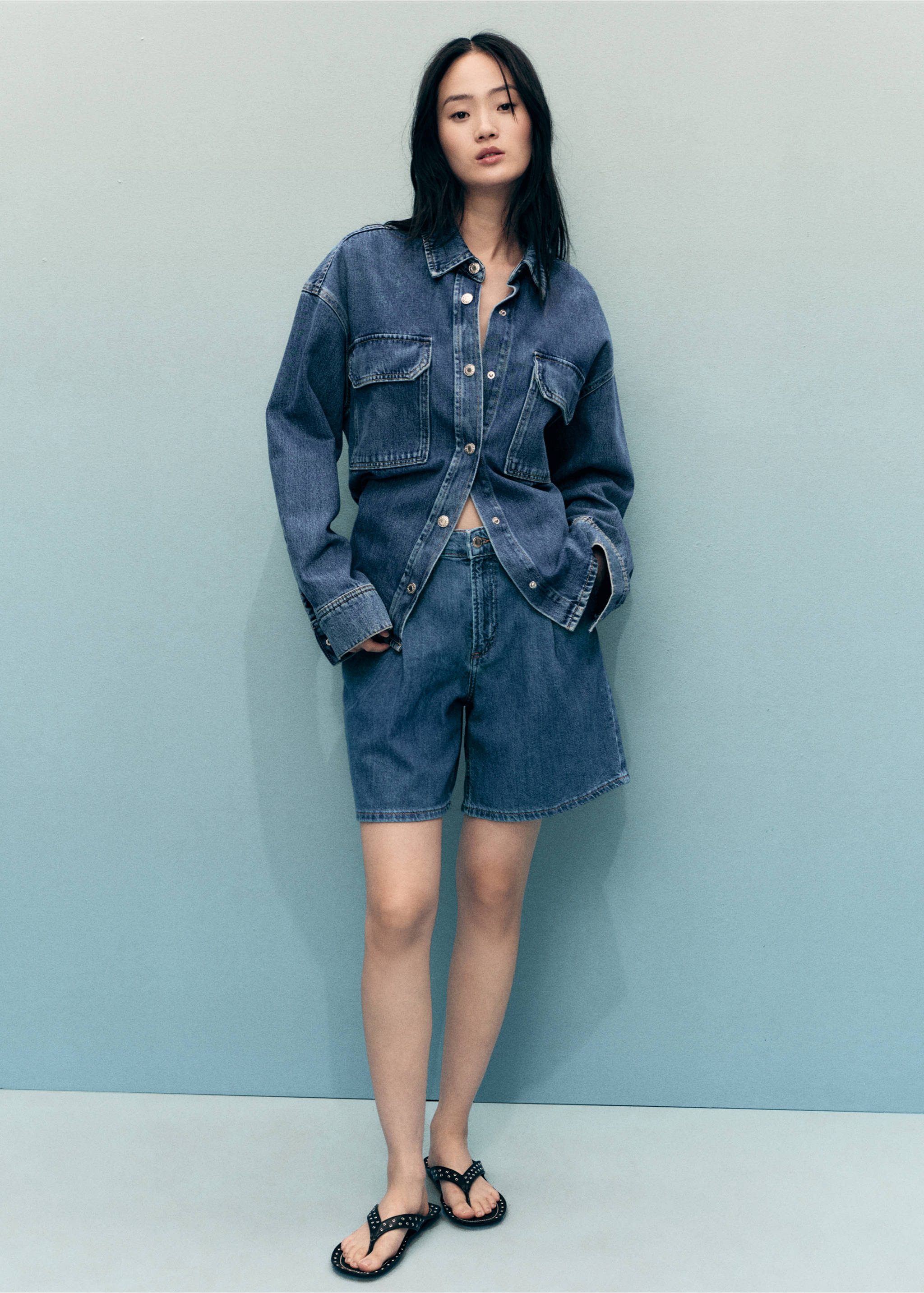 Bermudas denim tiro medio pinzas - Plano general, Azul medio. Ref: 17061208-00.