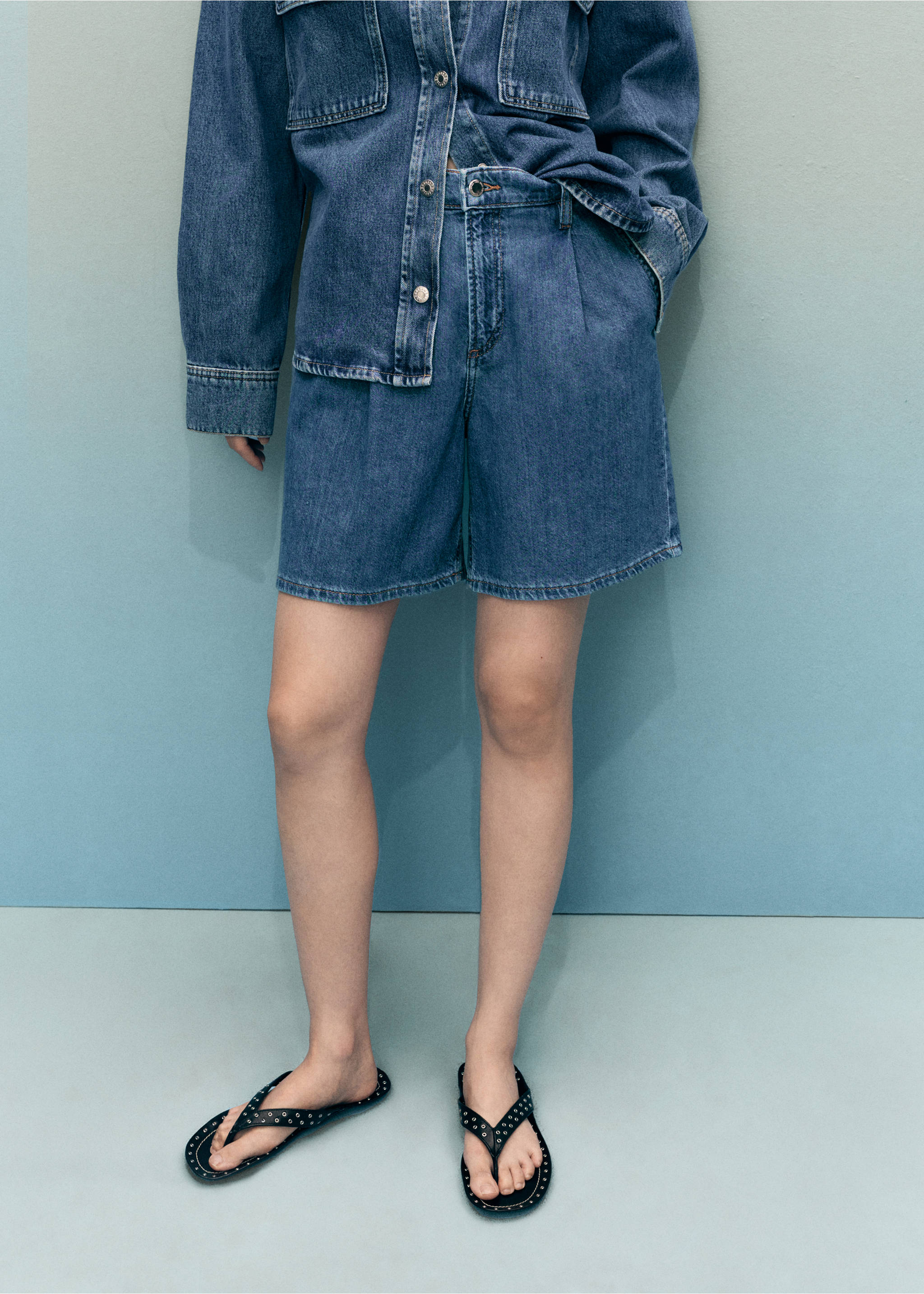 Bermudas denim tiro medio pinzas - Plano medio, Azul medio. Ref: 17061208-00.