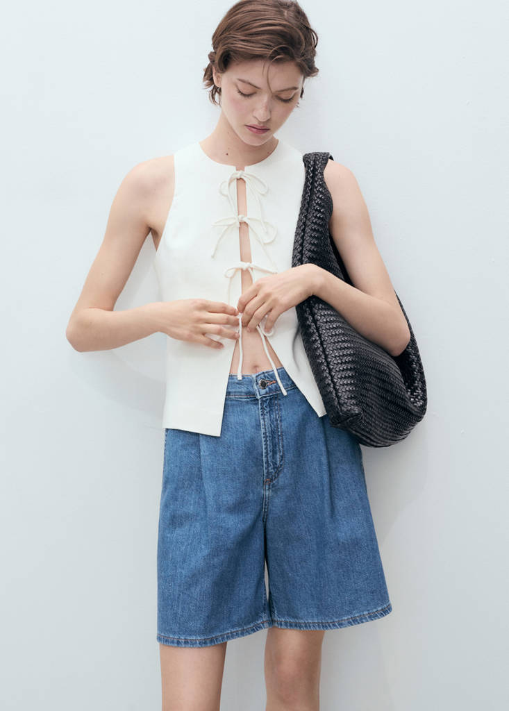 Mid-rise denim bermuda shorts with pleats — Medium Blue
