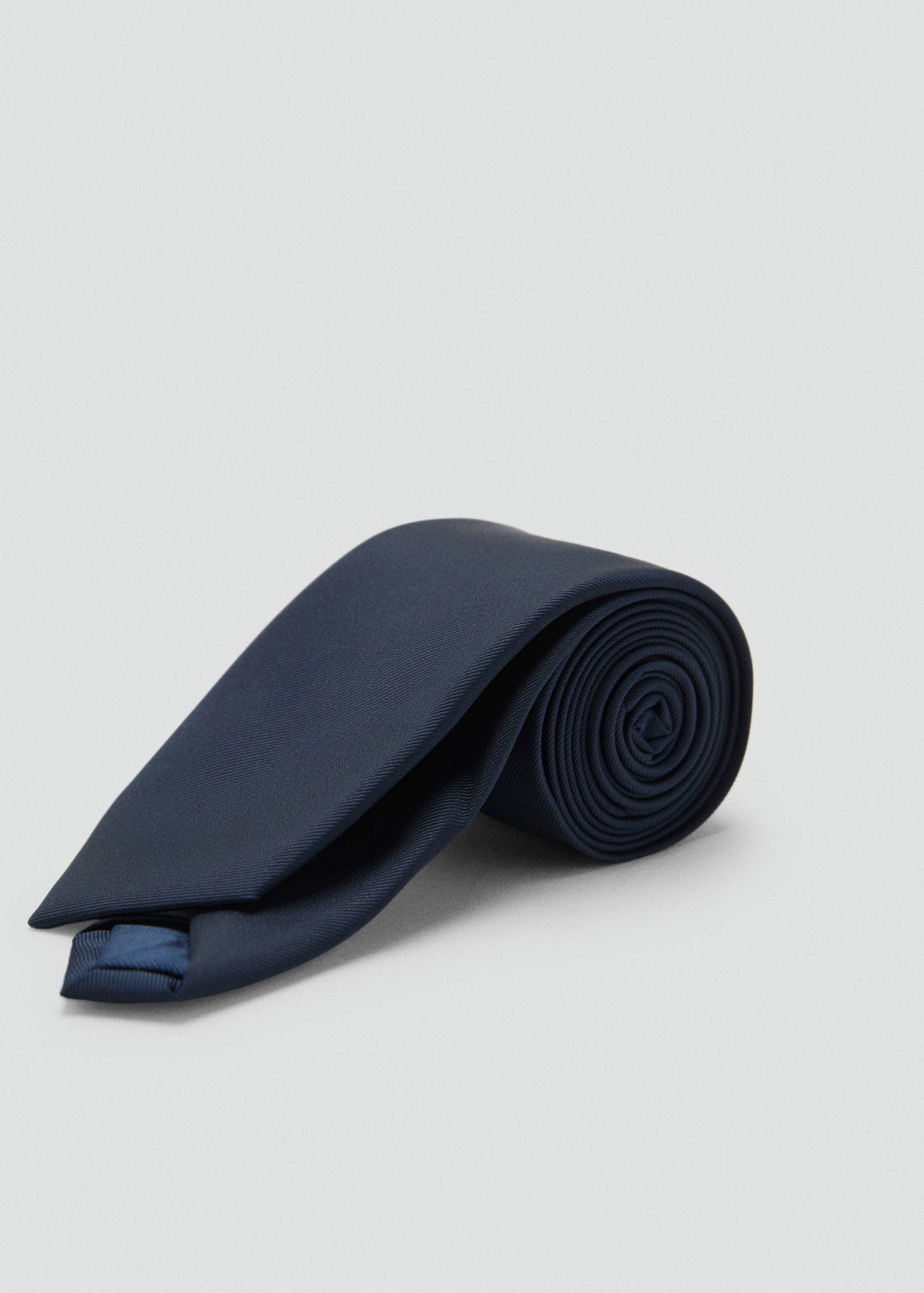 Однотонный галстук с микроструктурой - Средний план