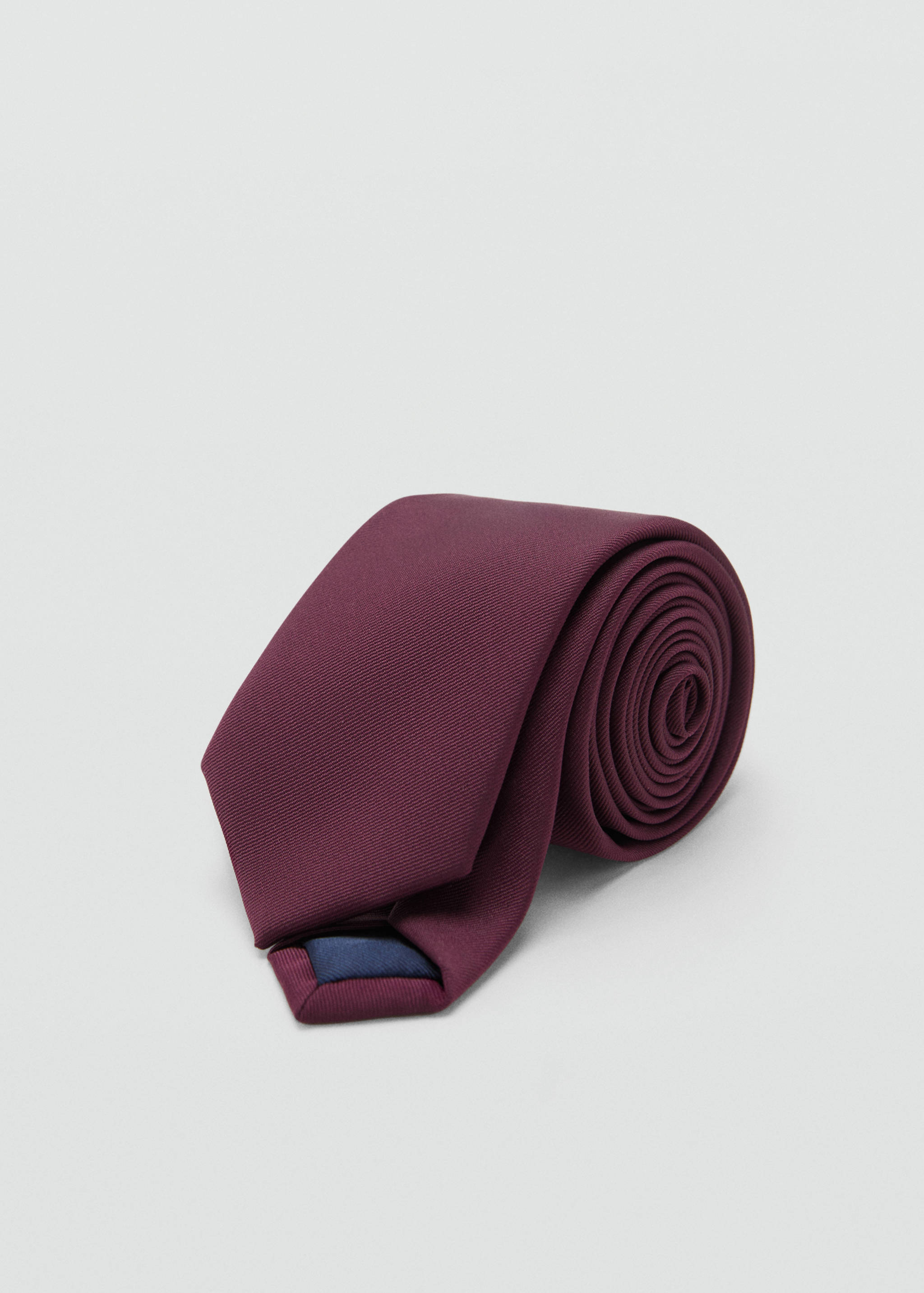 Однотонный галстук с микроструктурой - Средний план