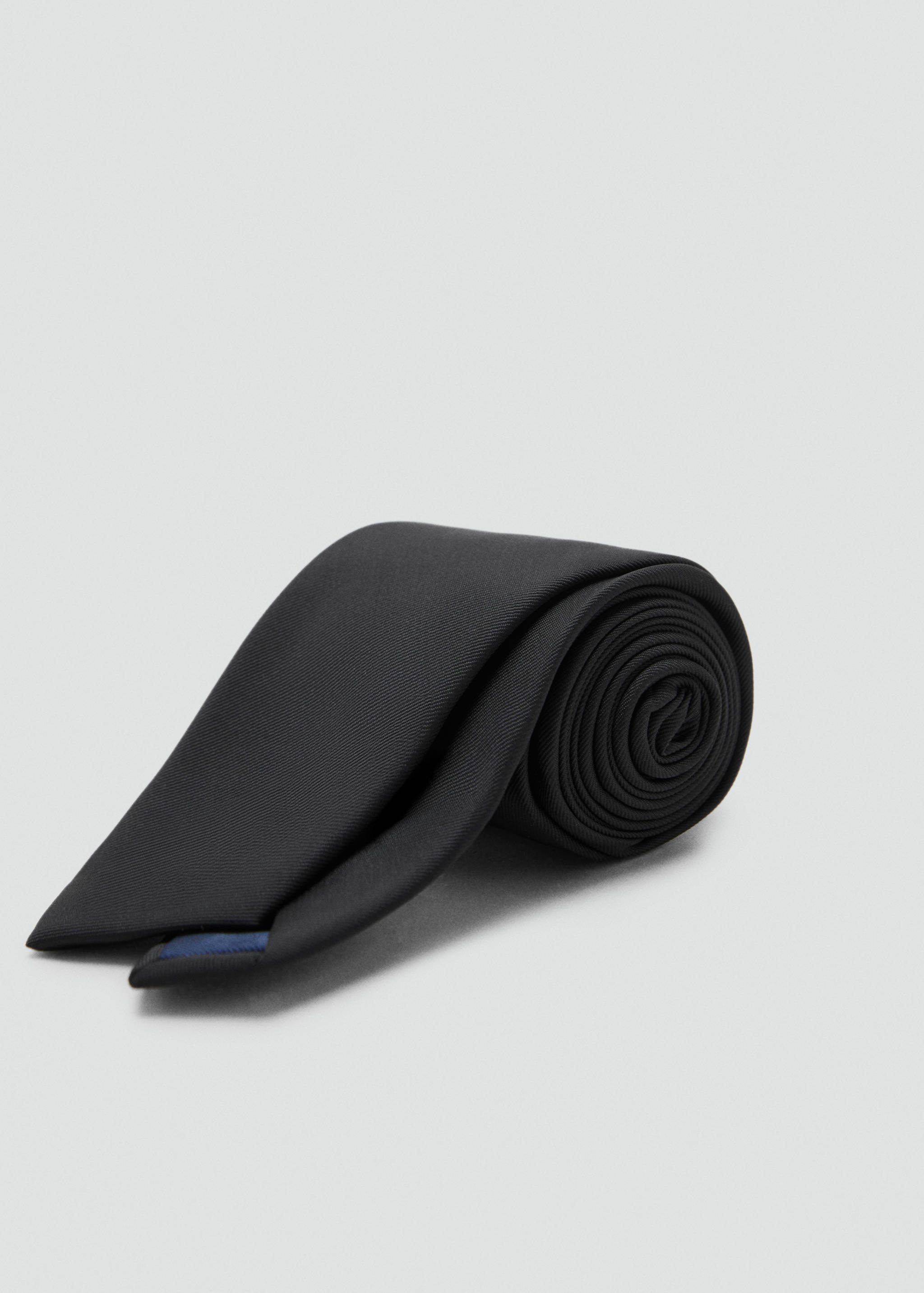 Однотонный галстук с микроструктурой - Средний план