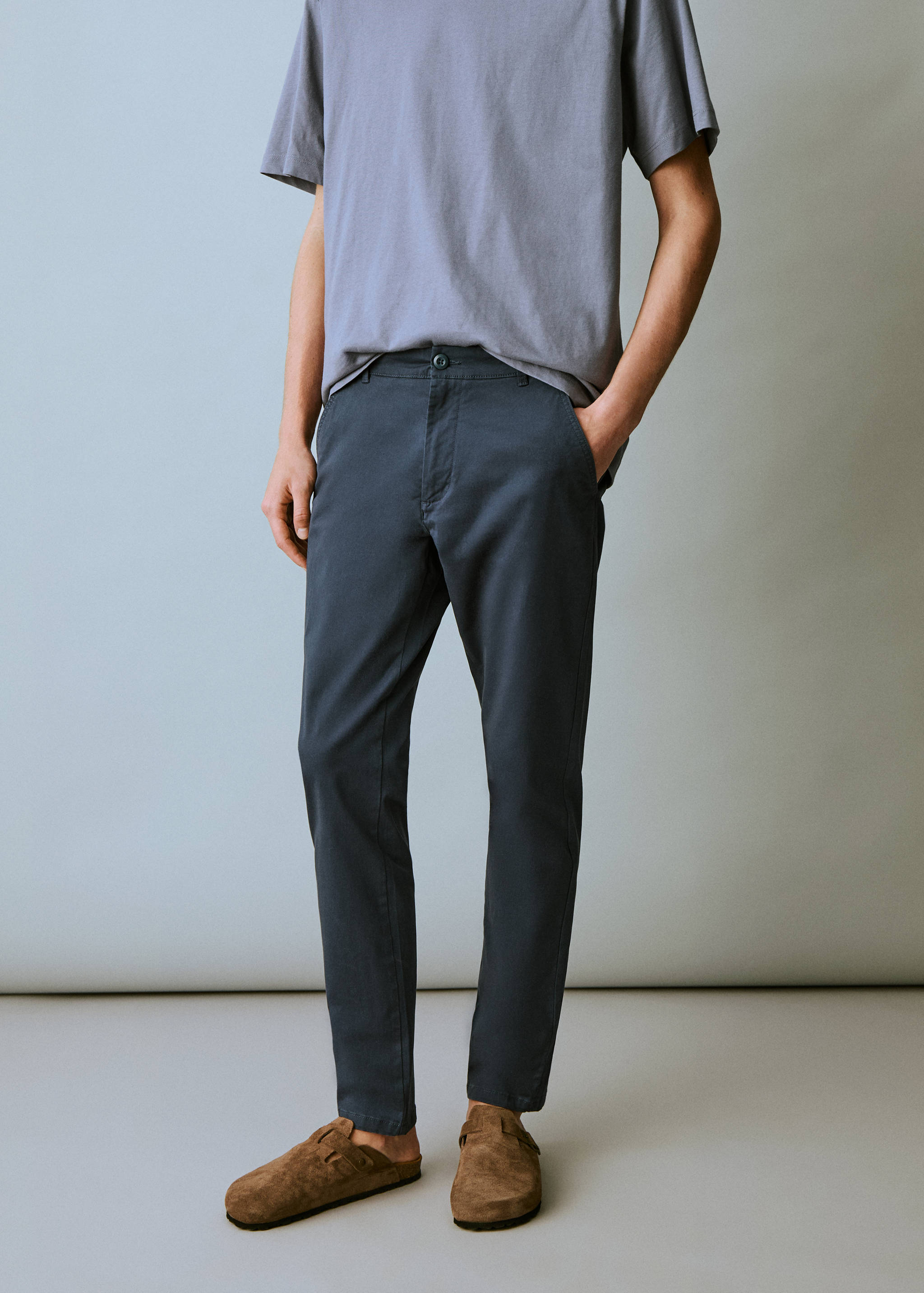 Pantalón chino elástico - Plano medio