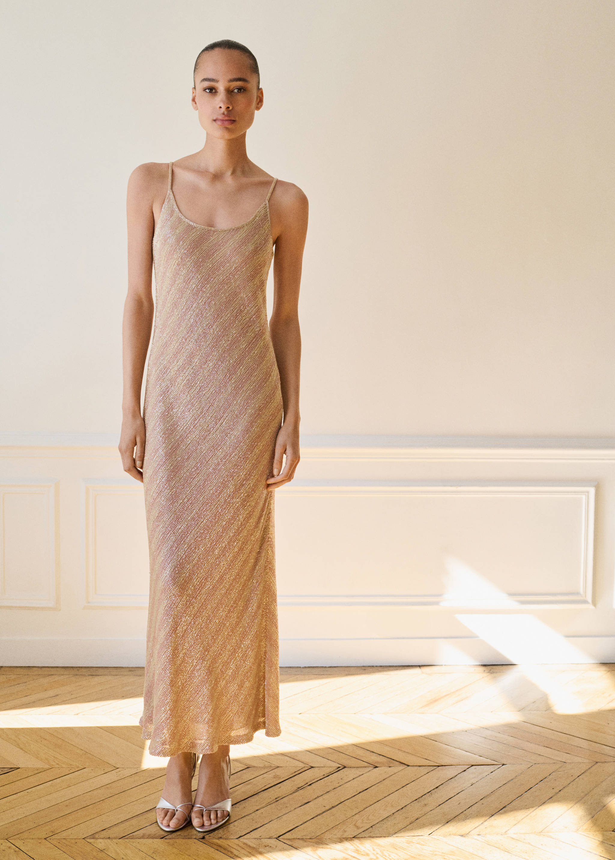 Rochii cu paiete și spate decoltat - Plan general