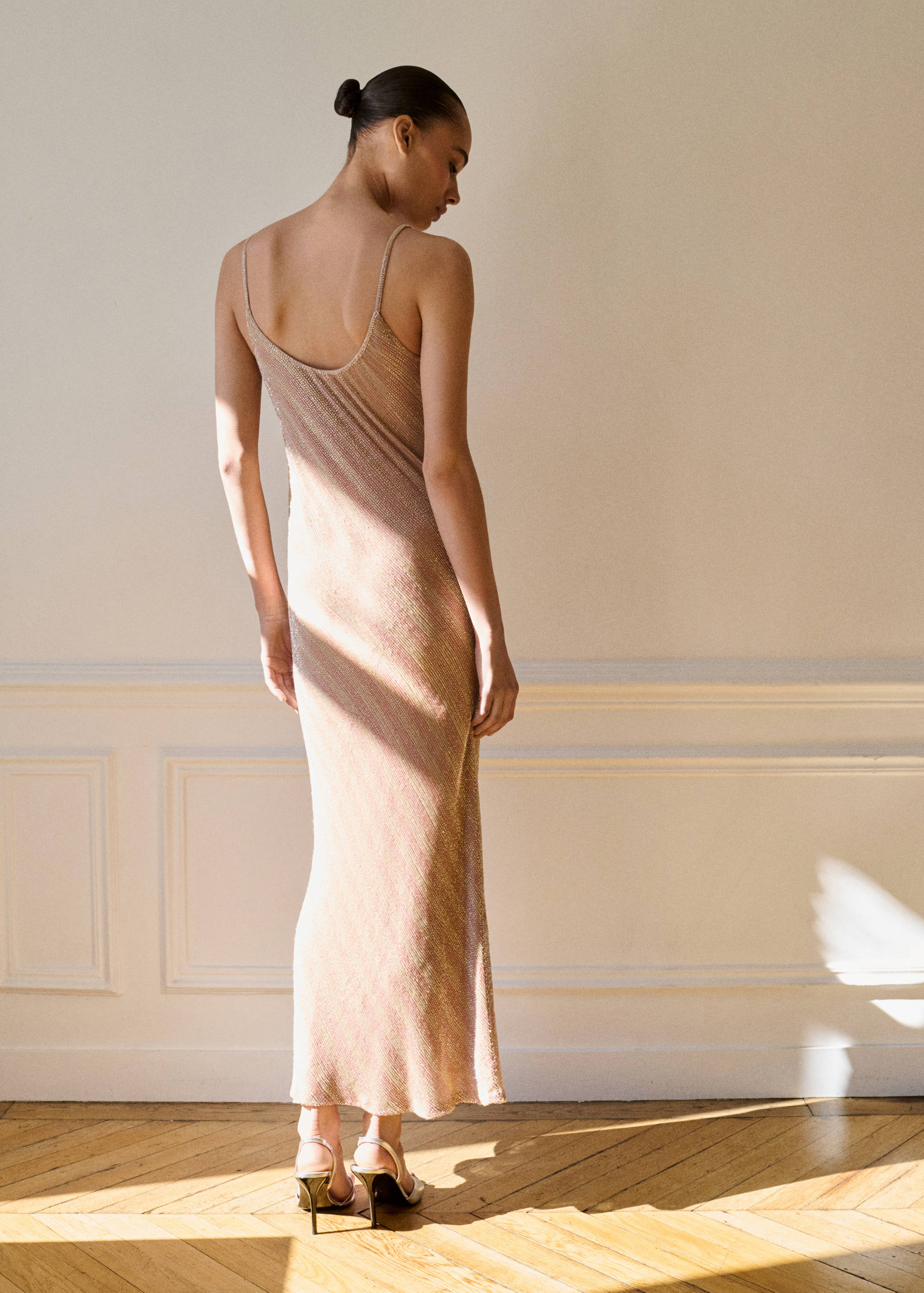 Rochii cu paiete și spate decoltat - Spatele articolului