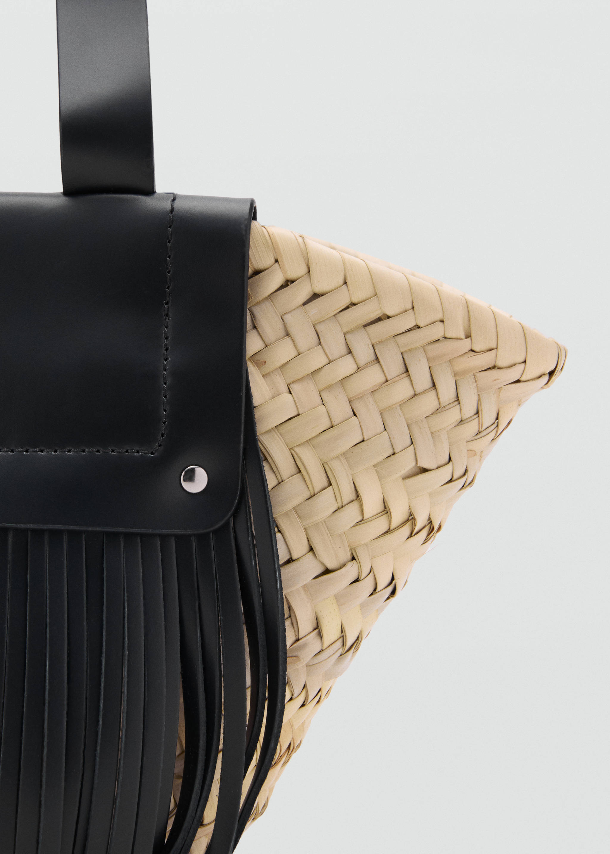 Small natural fiber basket with leather fringes - Details of the article 1