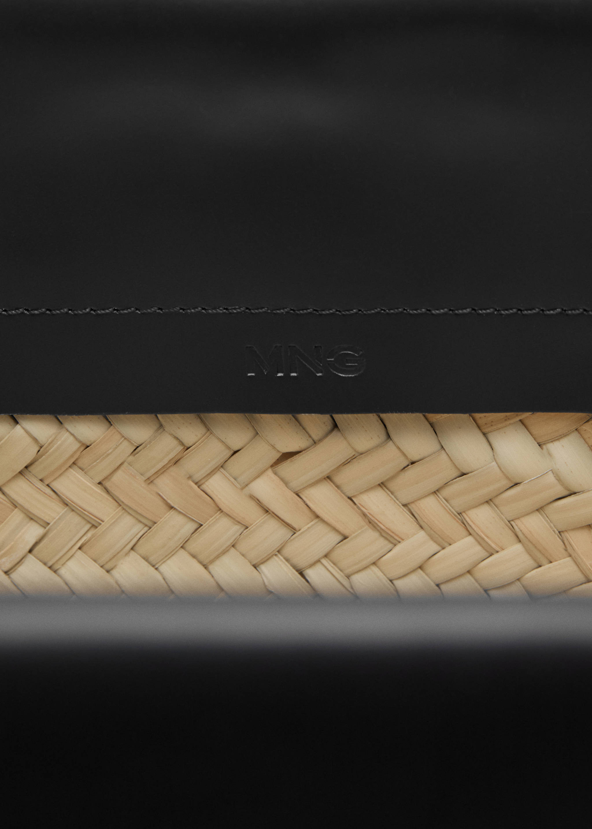 Small natural fiber basket with leather fringes - Details of the article 3