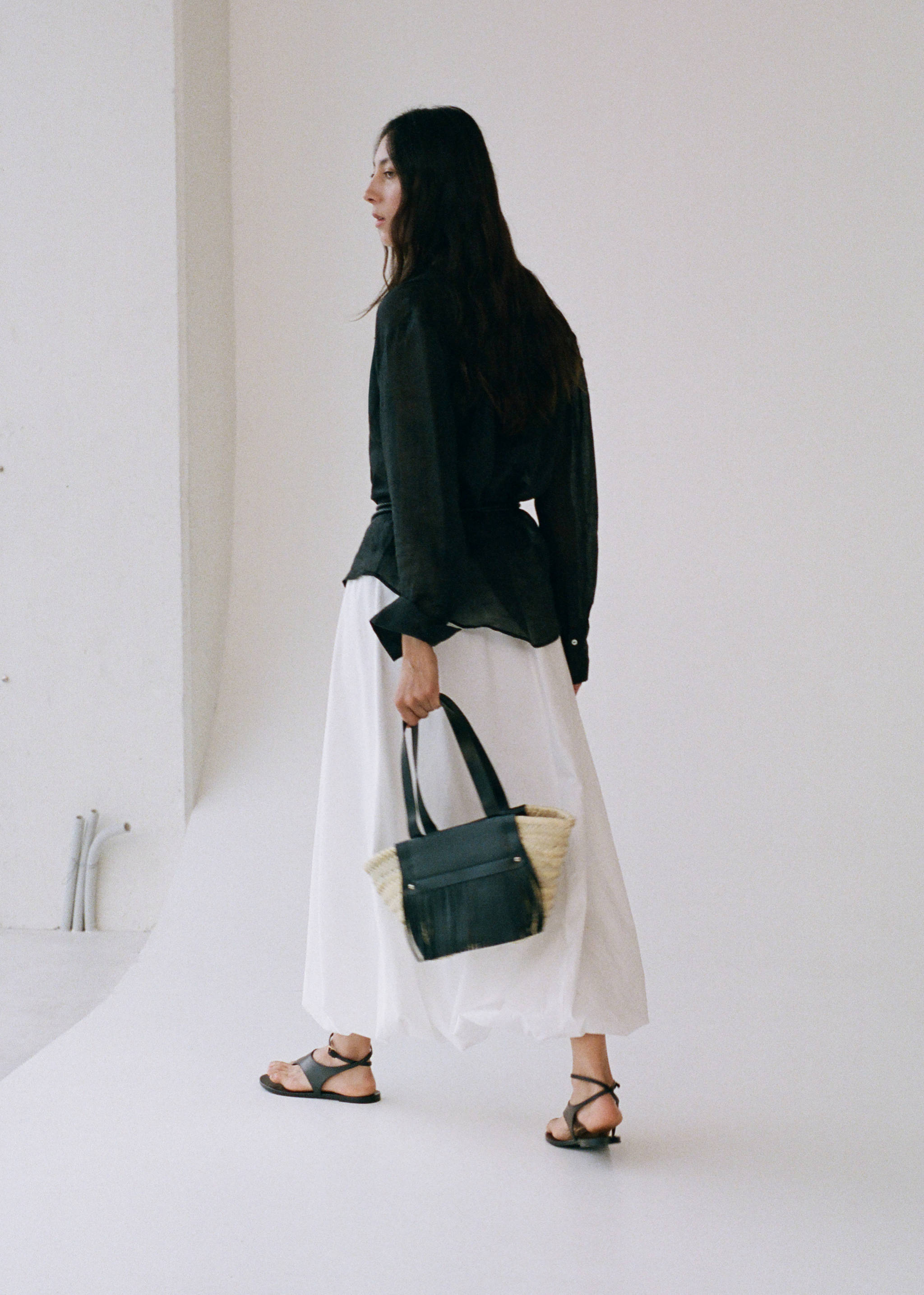 Small natural fiber basket with leather fringes - Details of the article 9