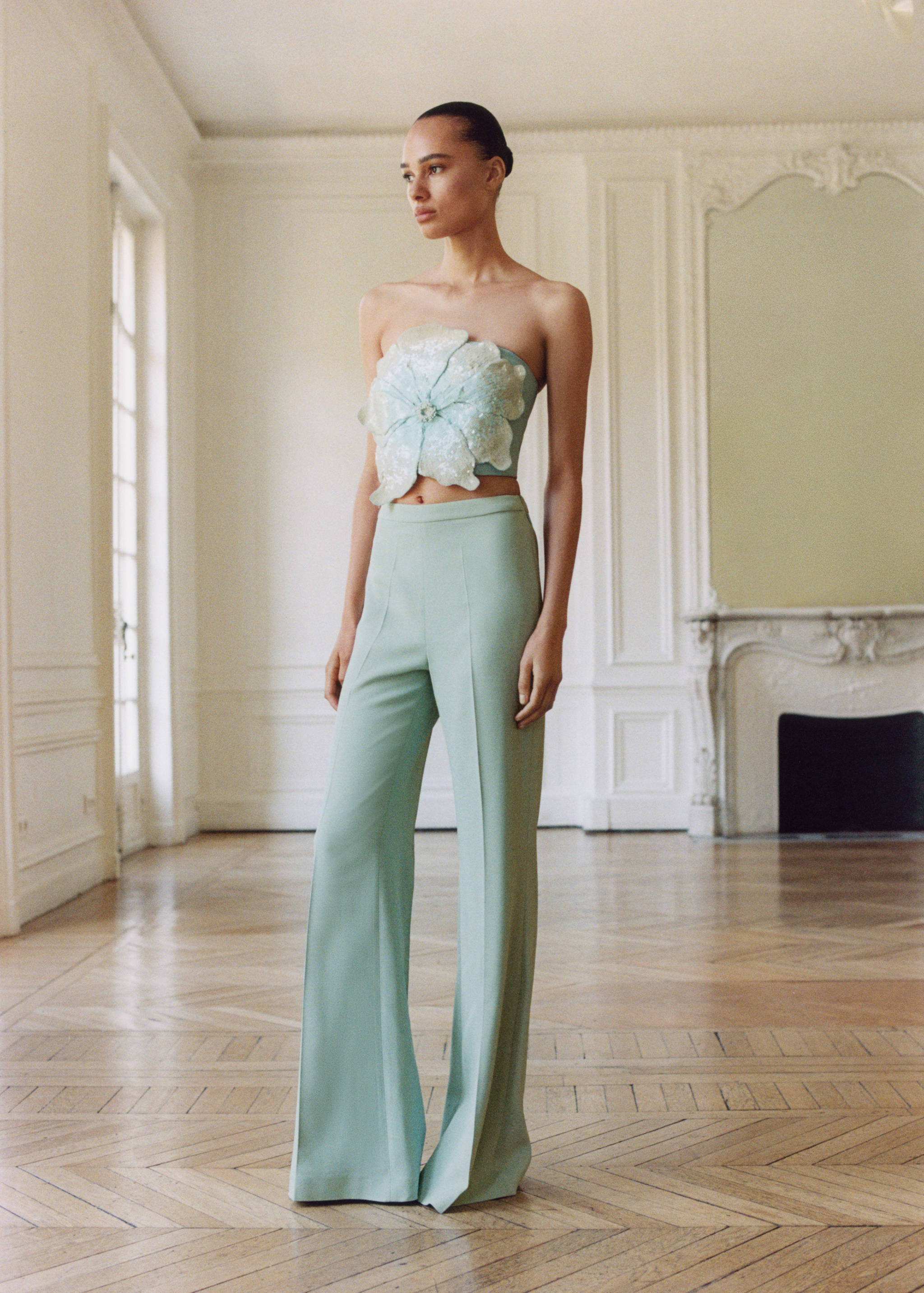 Calças à boca de sino com cintura alta - Plano geral