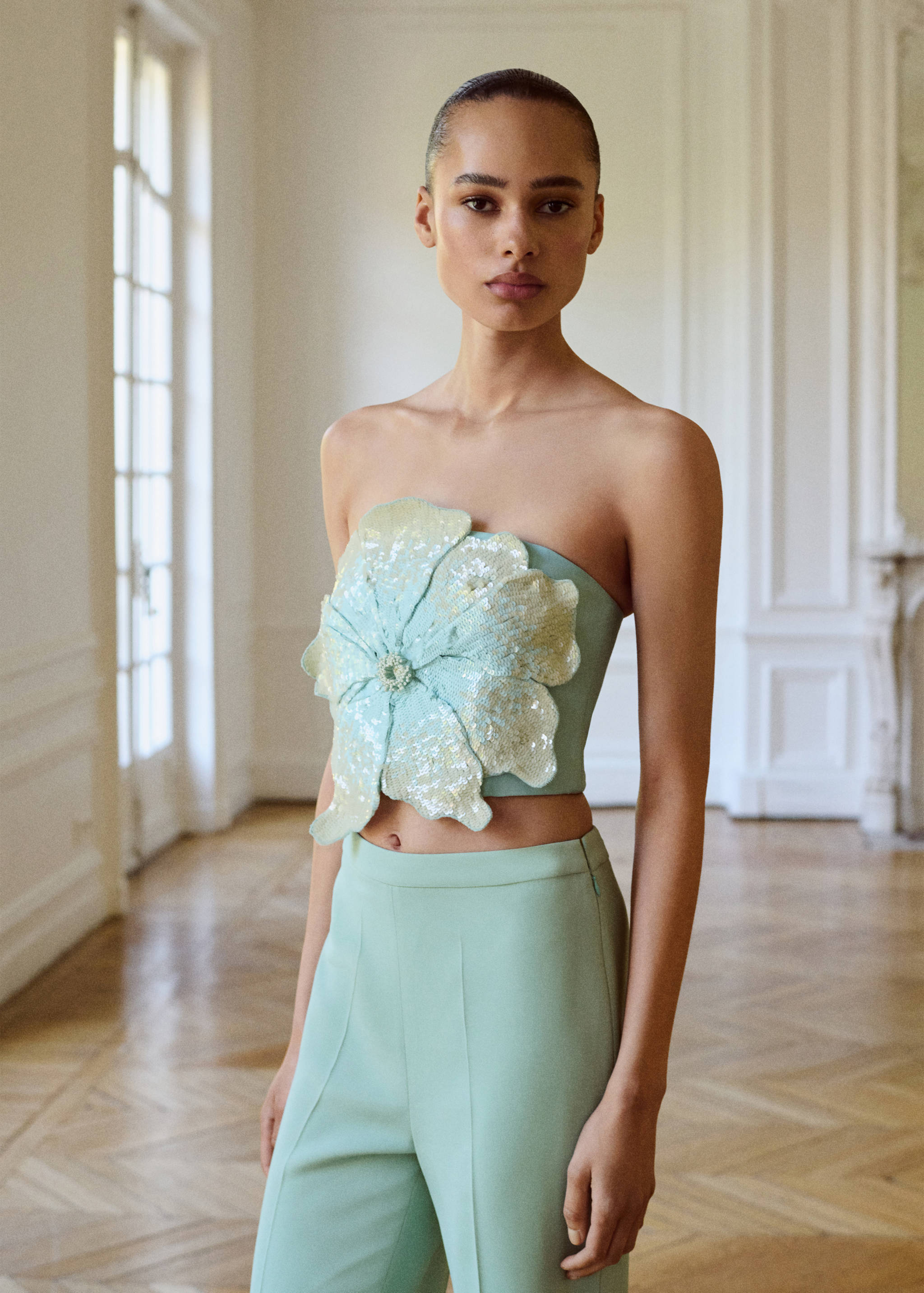 Calças à boca de sino com cintura alta - Plano médio