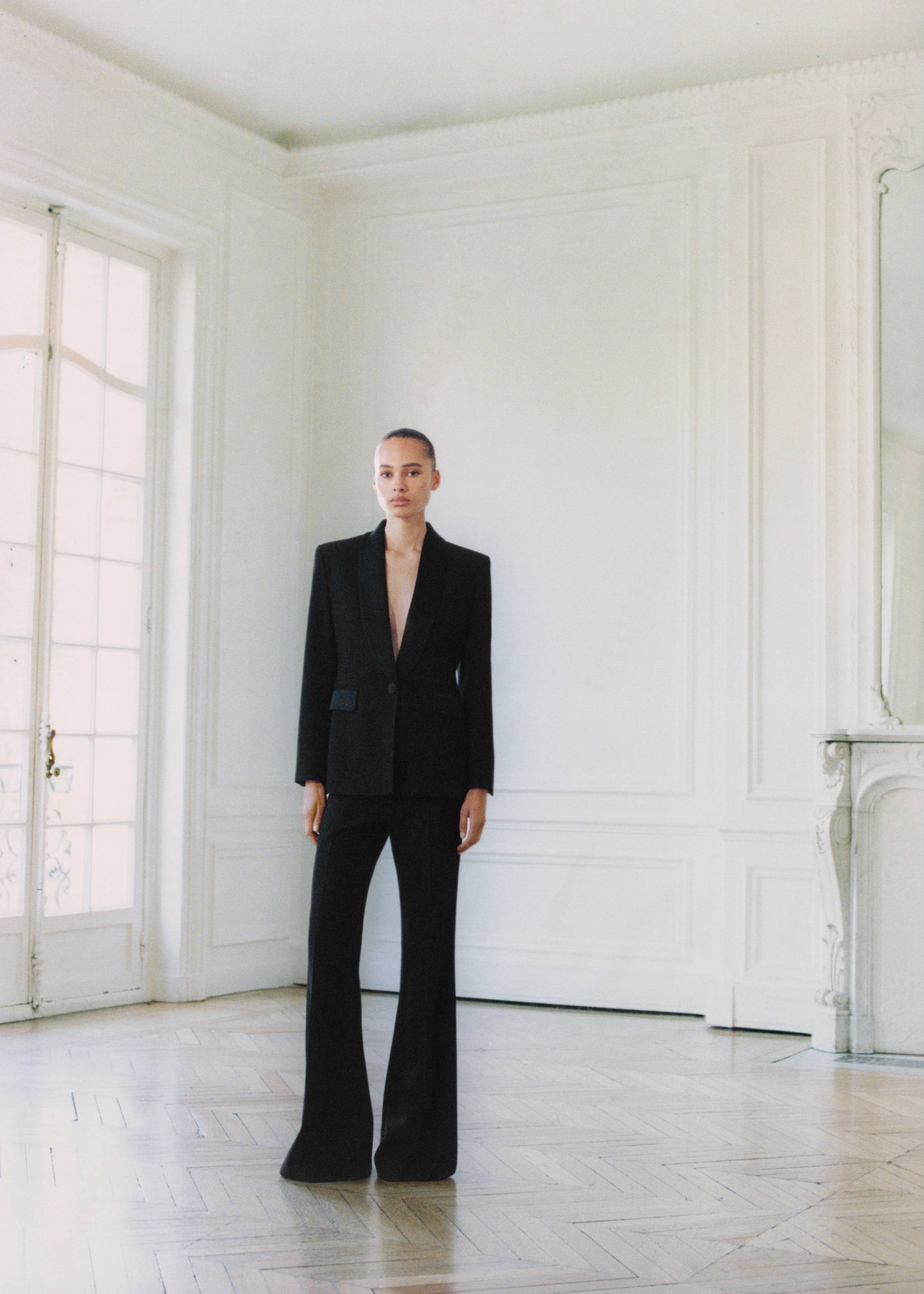 Calças à boca de sino com cintura alta - Plano geral