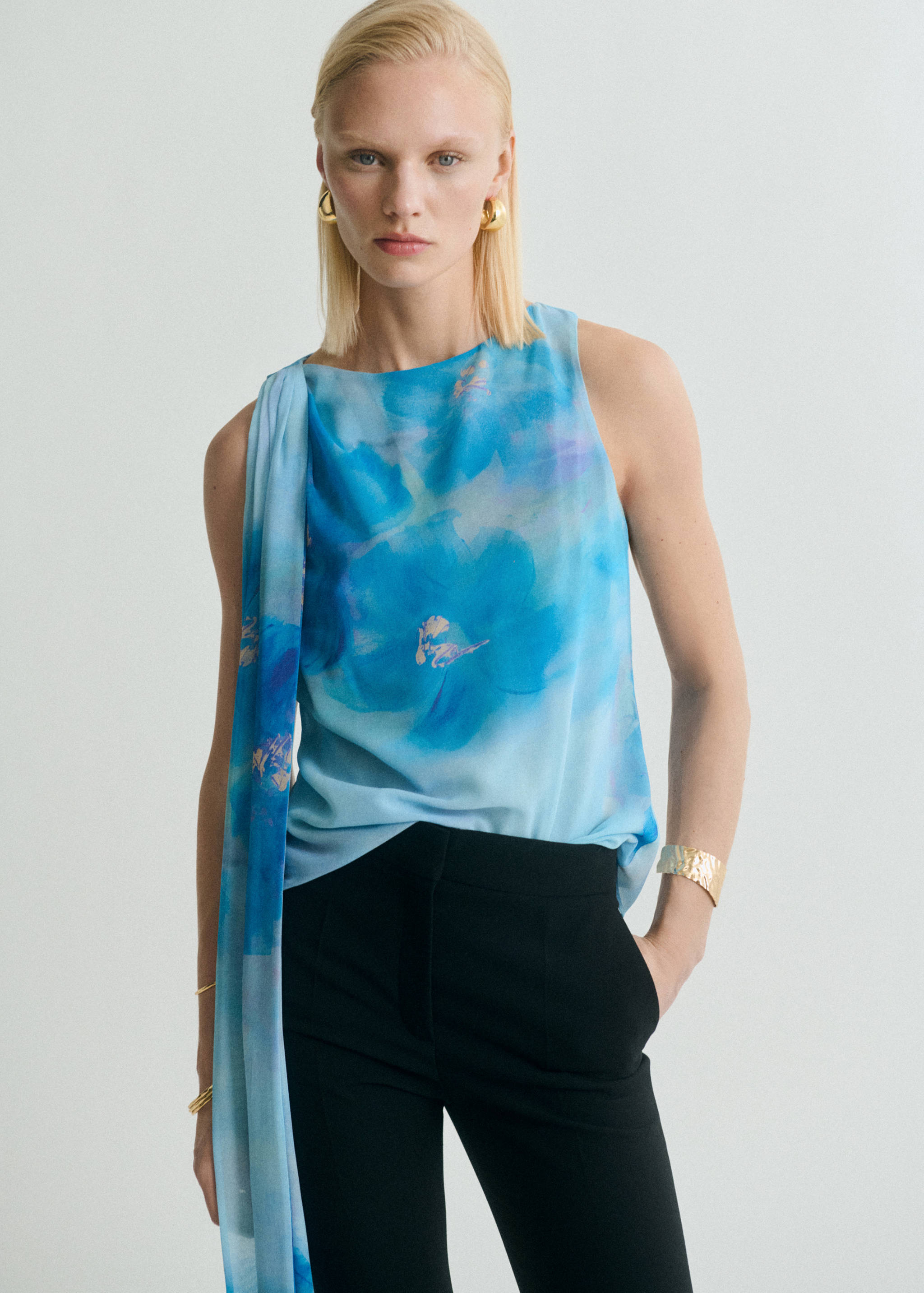 Bluzka w kwiaty z wiązaniem - Plan średni