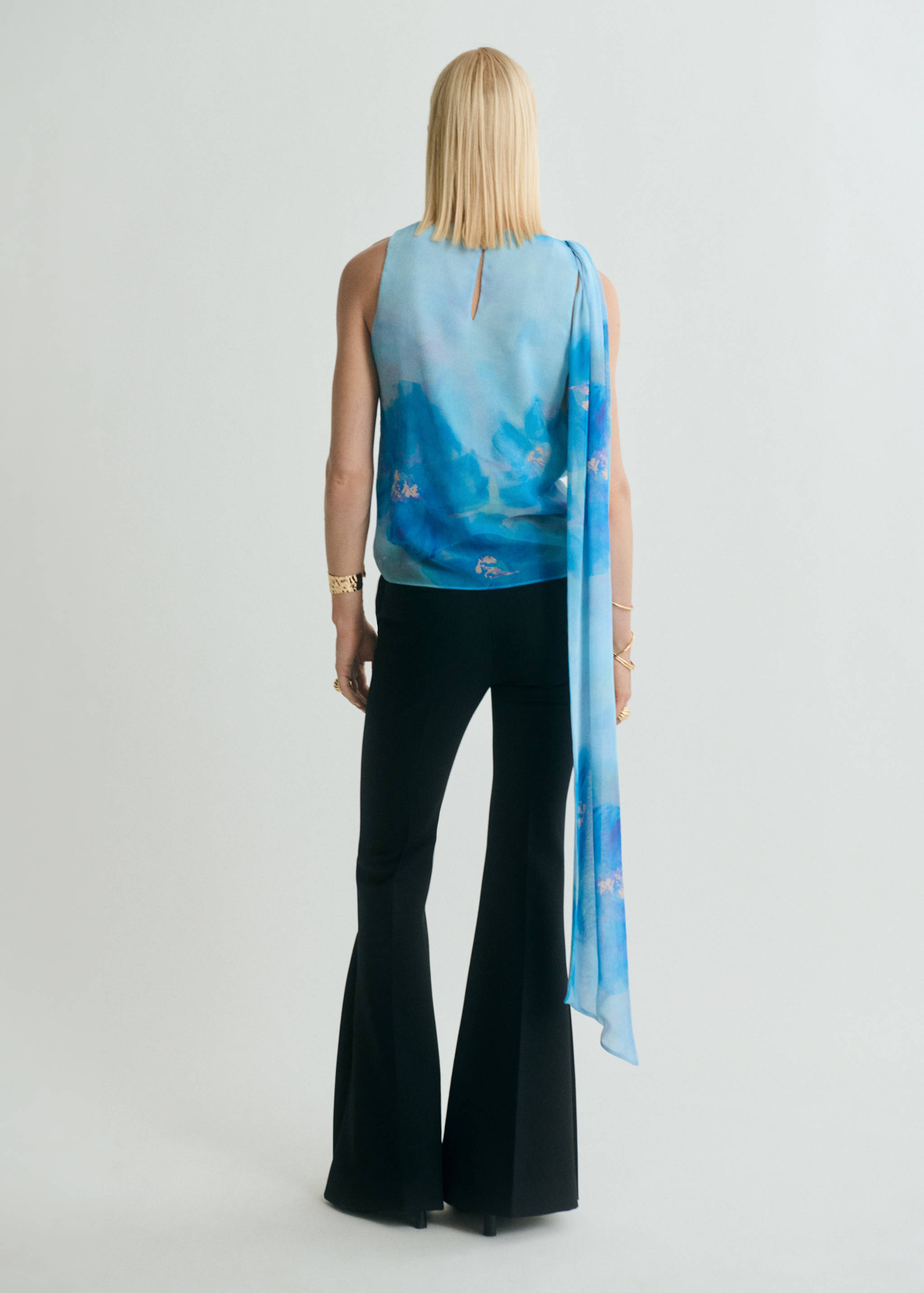 Bluzka w kwiaty z wiązaniem - Tylna strona artykułu