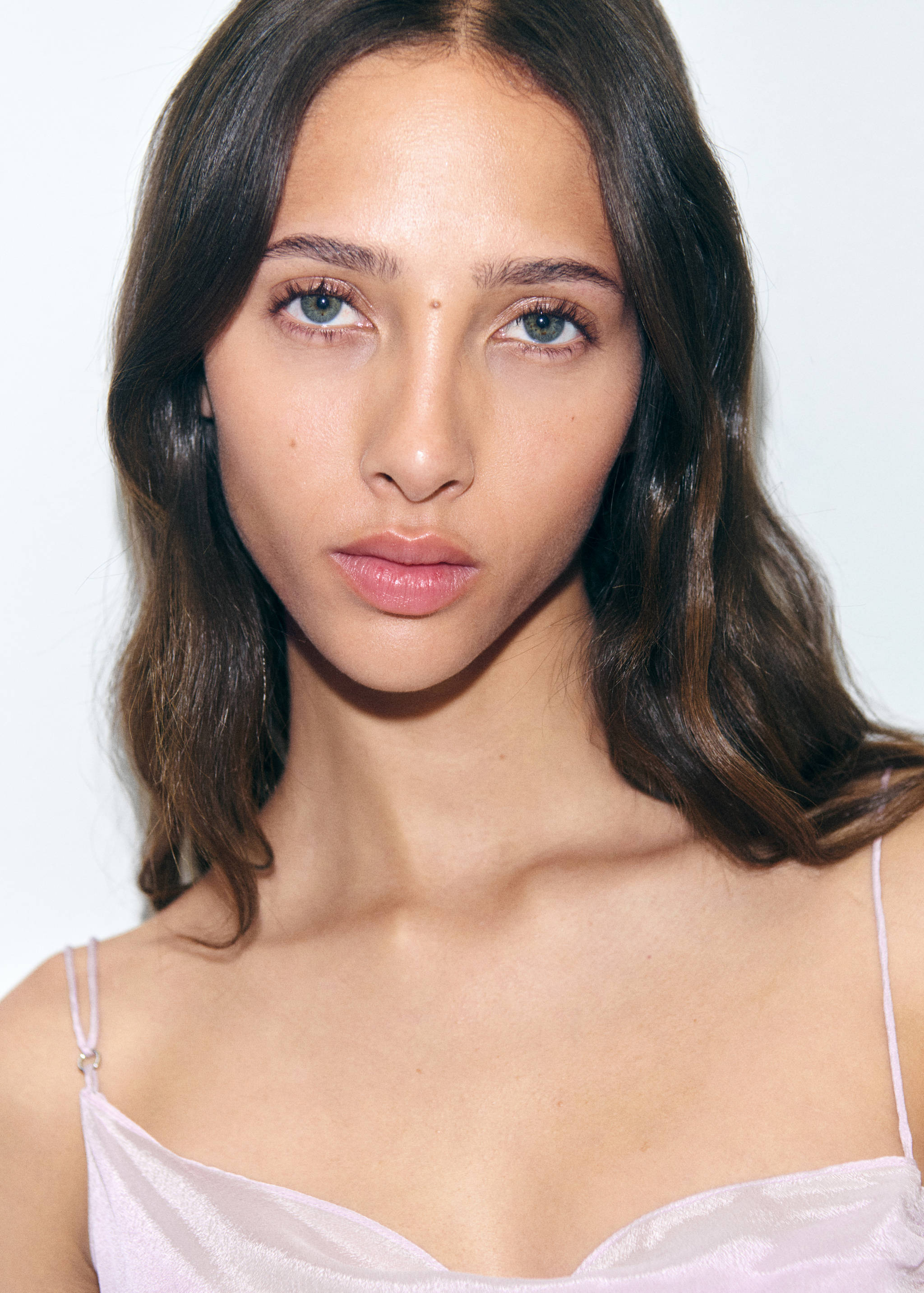 Gerafftes Kleid mit satiniertem Finish - Detail des Artikels 1