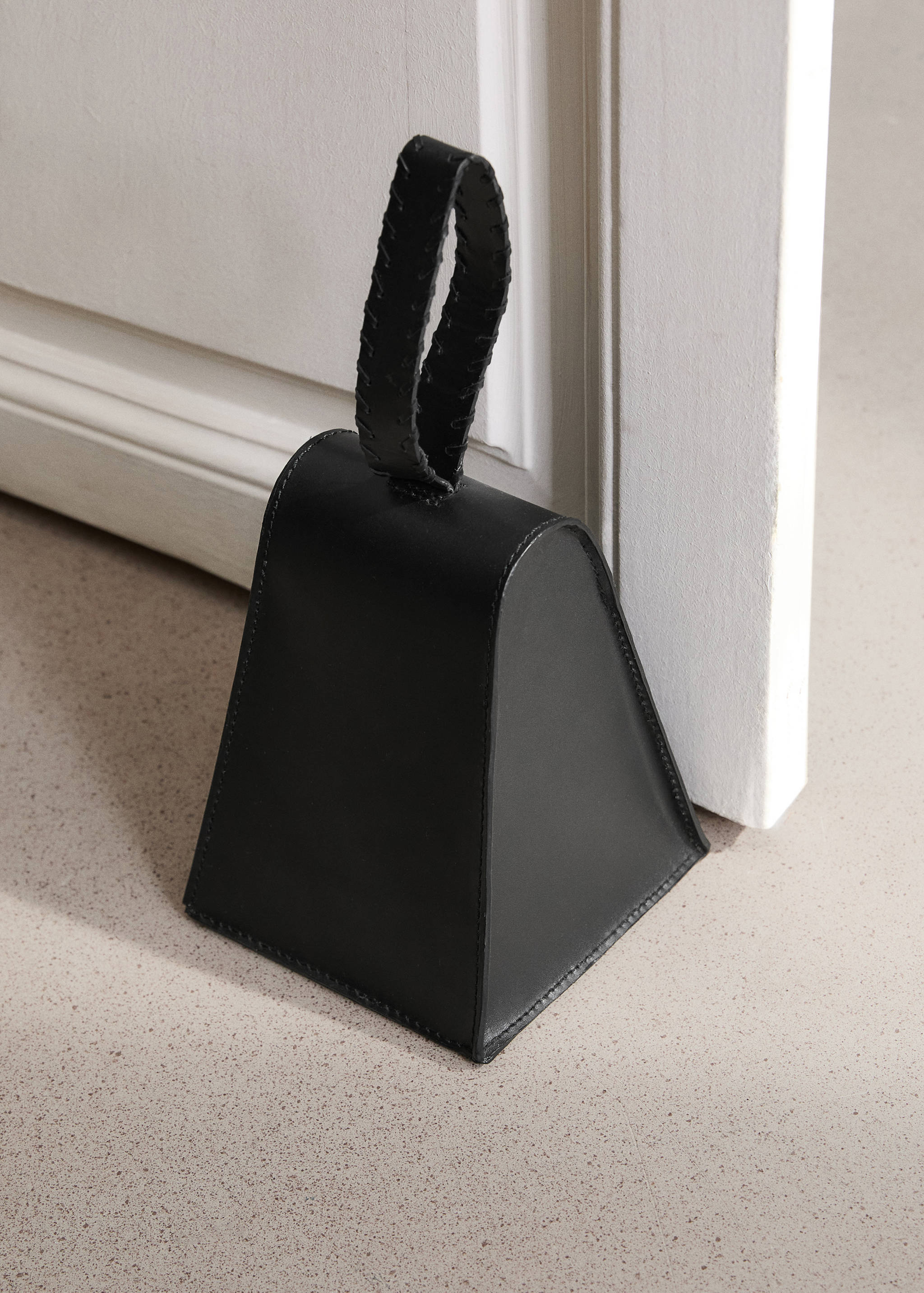 Шкіряний обмежувач для дверей - Загальний план