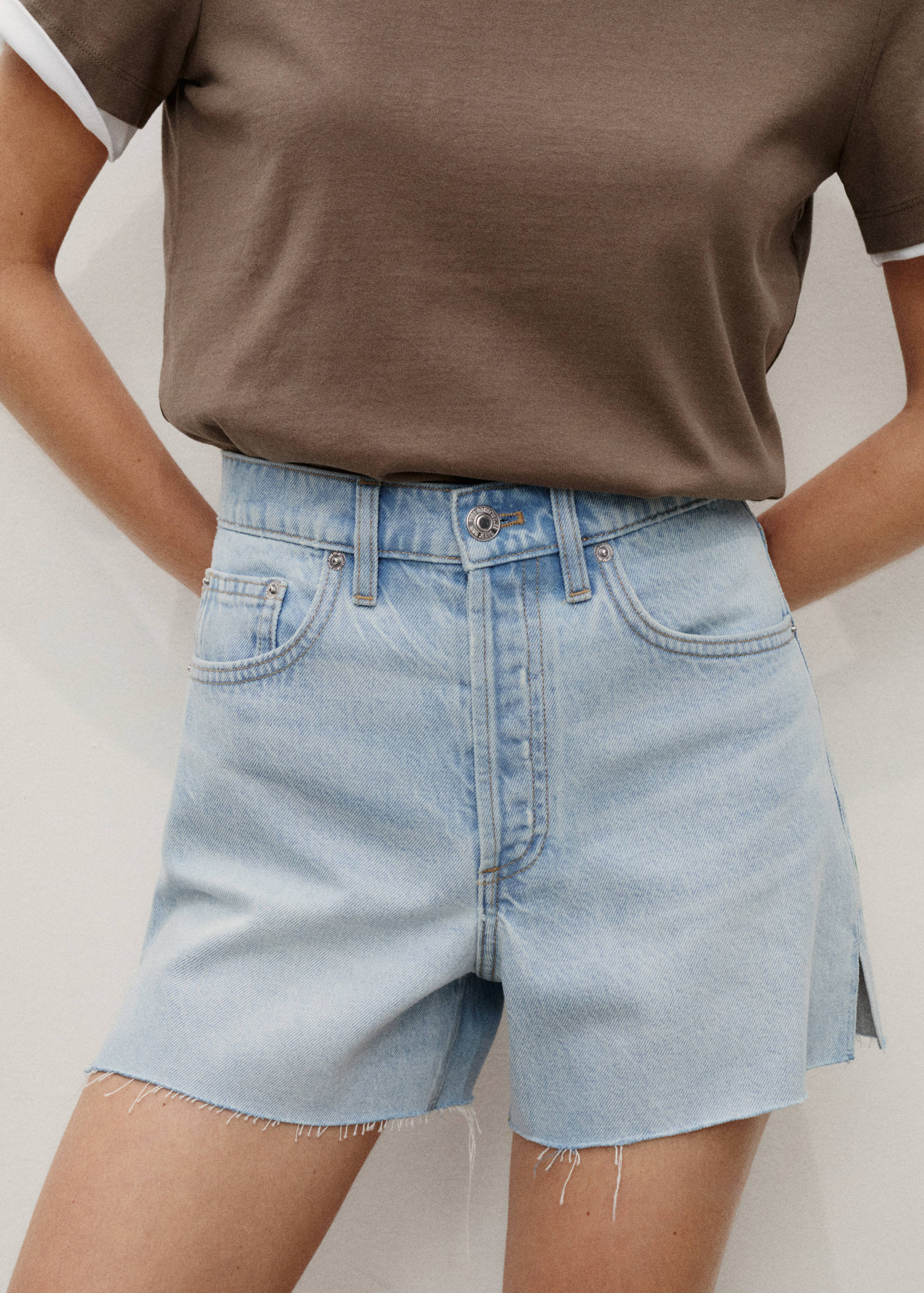 Denim shorts with frayed hem - Medium plane