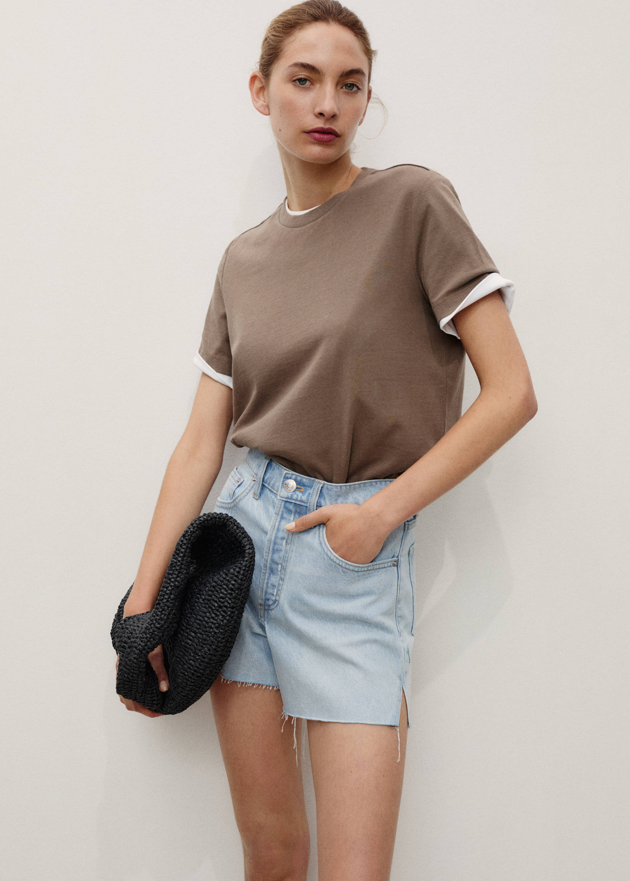 Denim shorts with frayed hem - Details of the article 1