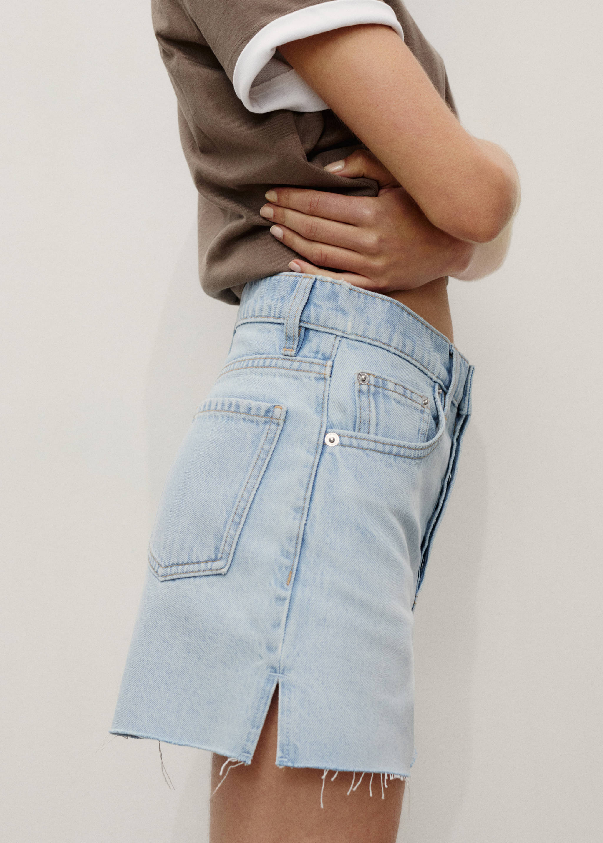 Denim shorts with frayed hem - Details of the article 6