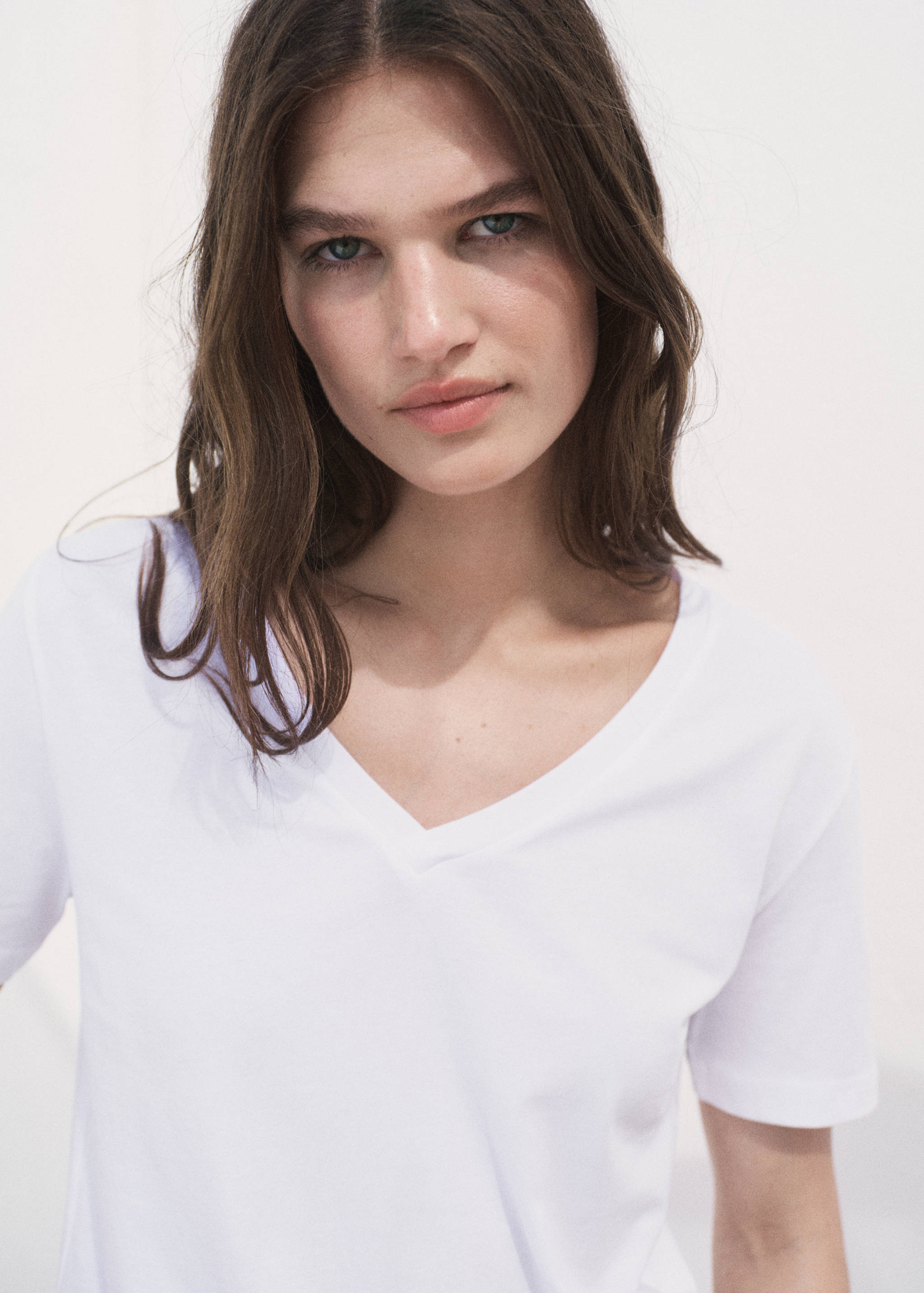 V-neck cotton T-shirt - Details of the article 1