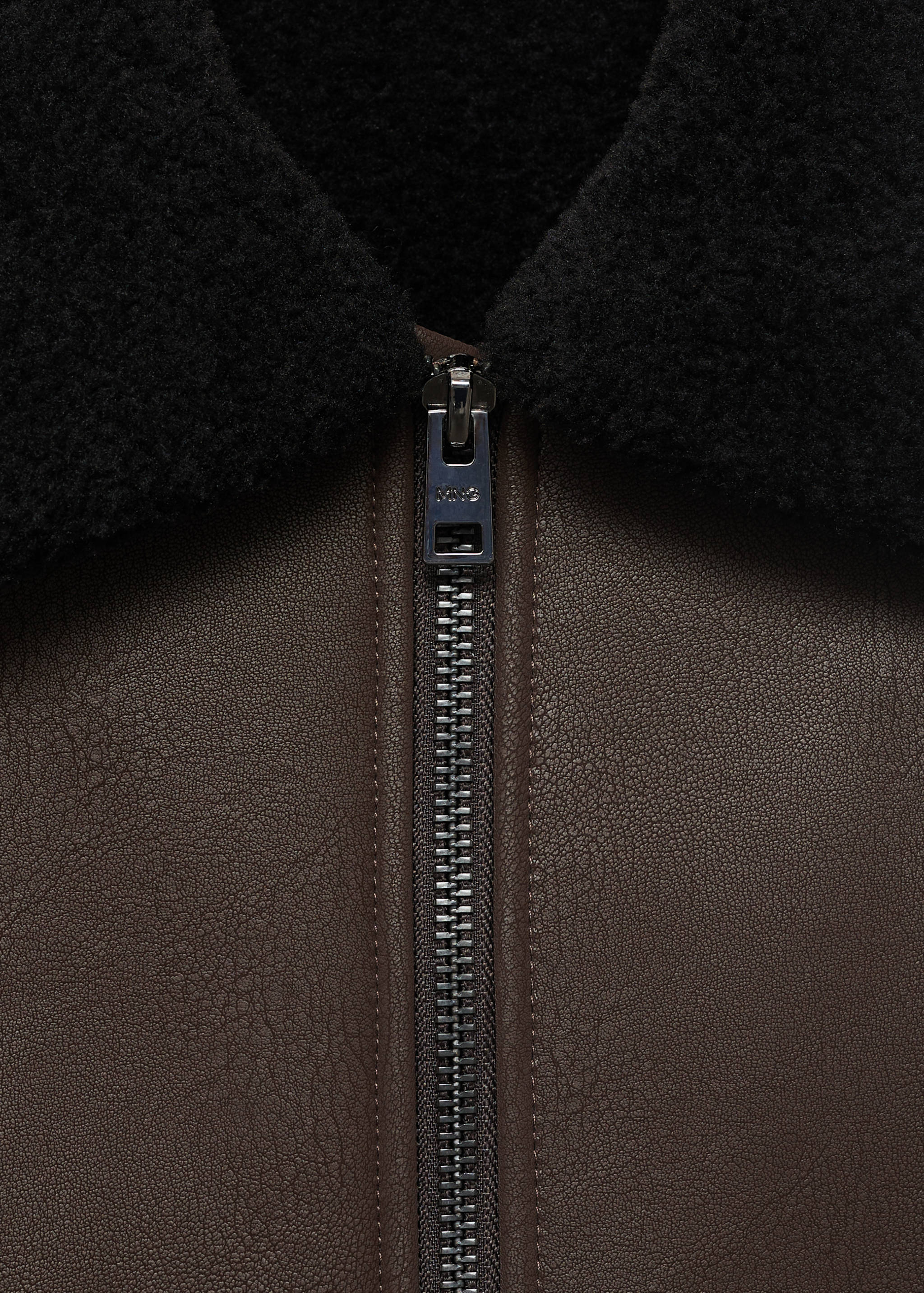 Geacă cu efect de piele și îmblănită la interior - Detaliu al articolului 8