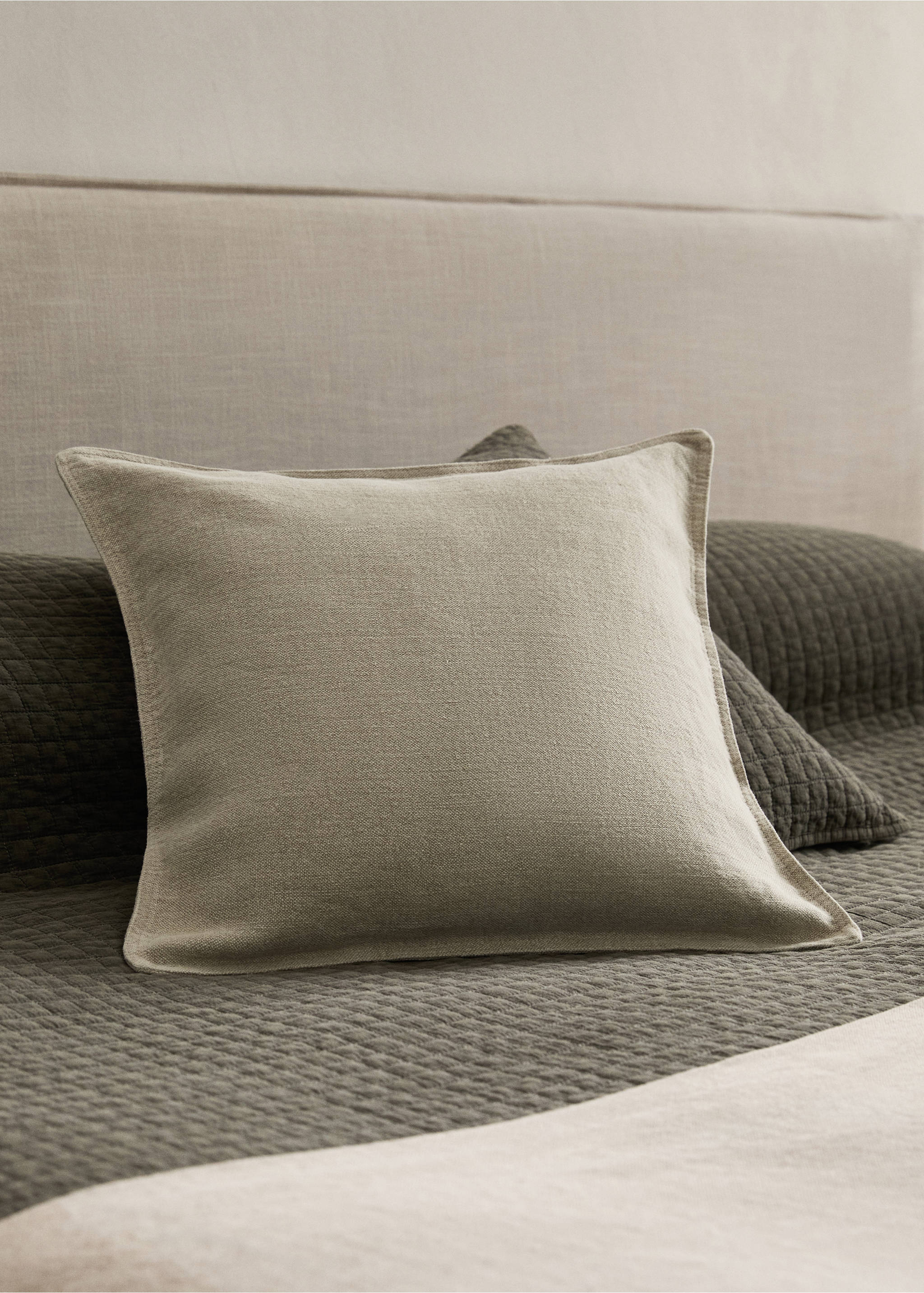 Linen garment-dyed cushion cover 45x45 cm - General plane, Beige. Ref: 17061521-00.