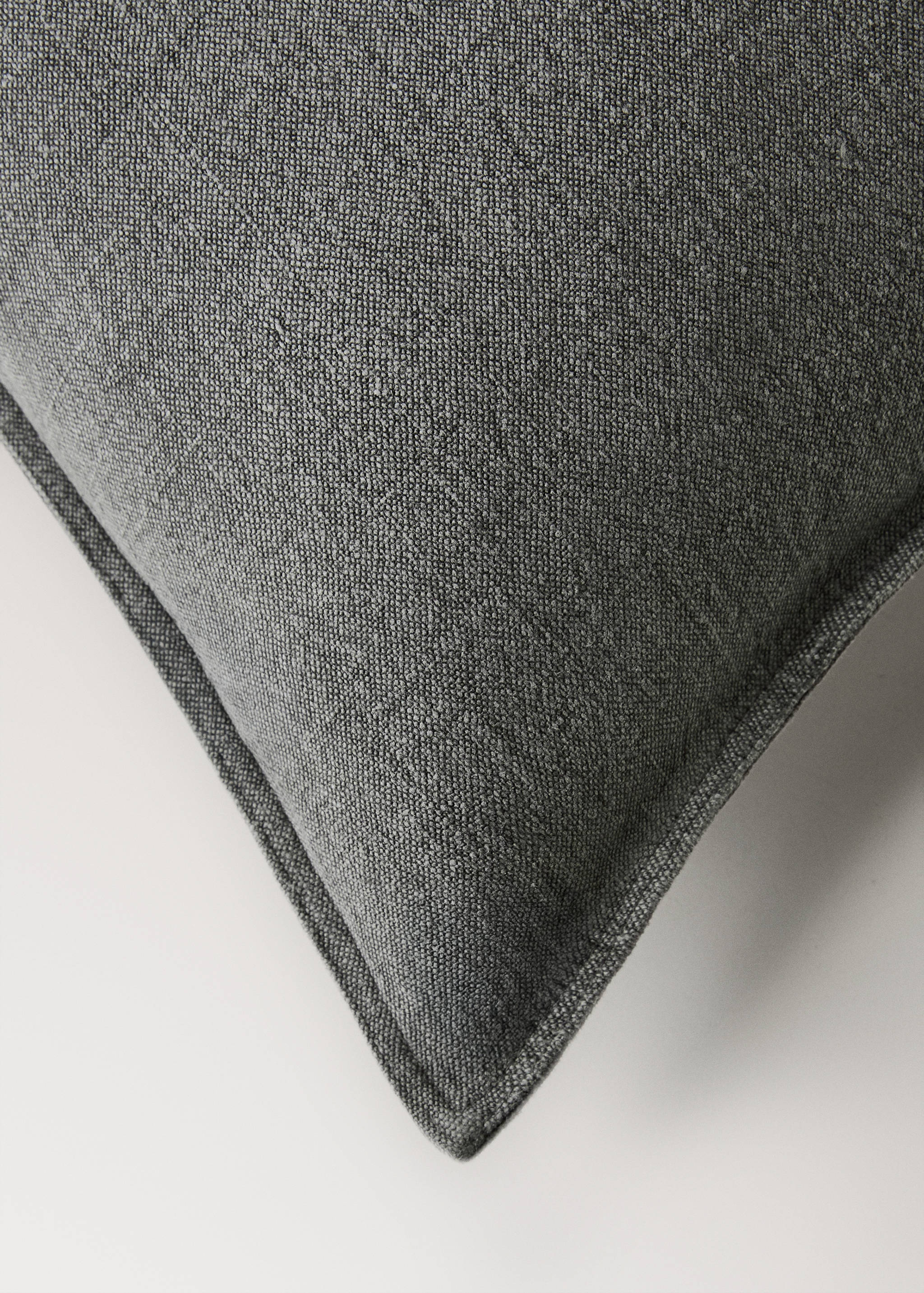Linen garment-dyed cushion cover 45x45 cm - Details of the article 3