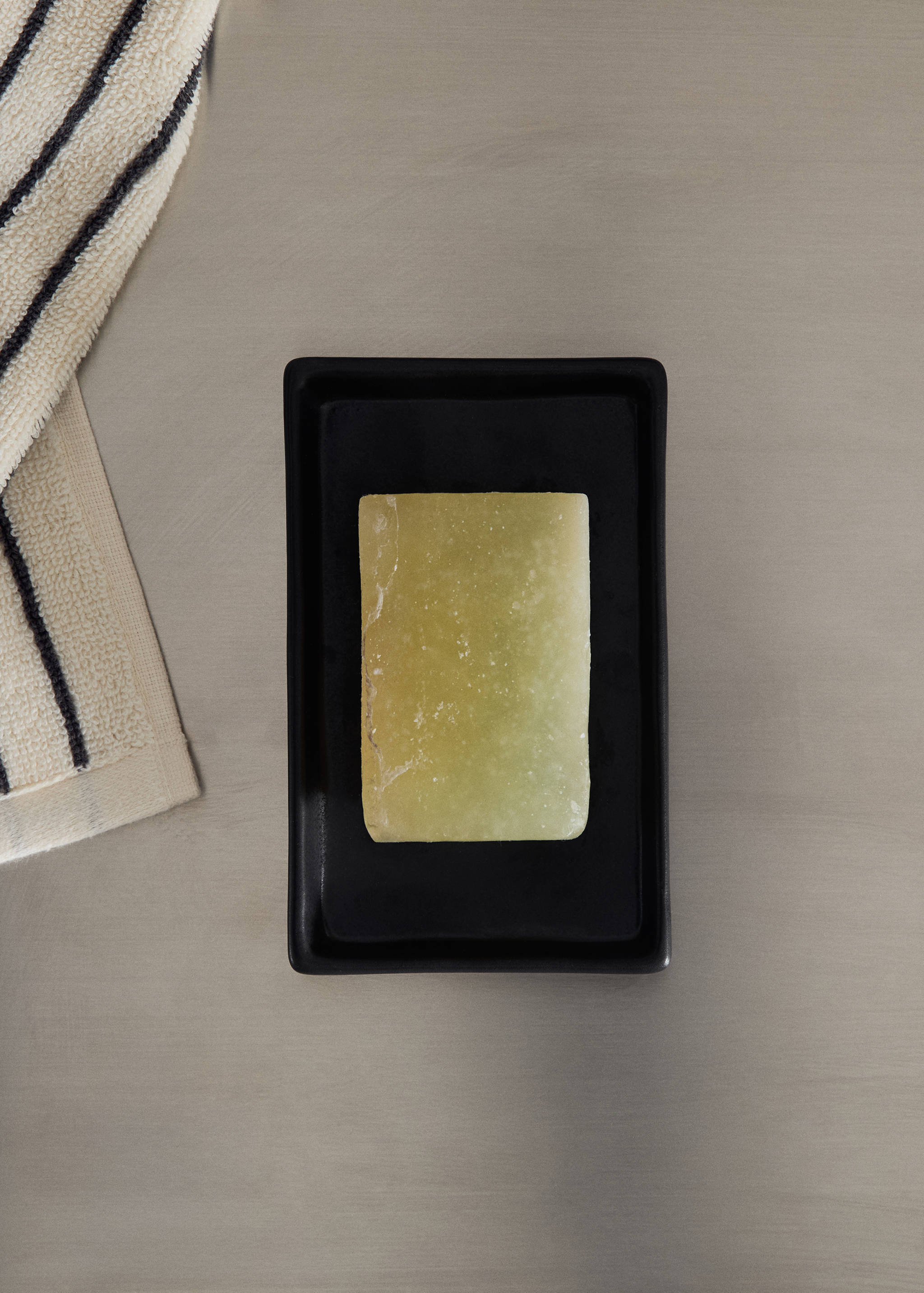 Matte-finish stoneware soap dish - General plane