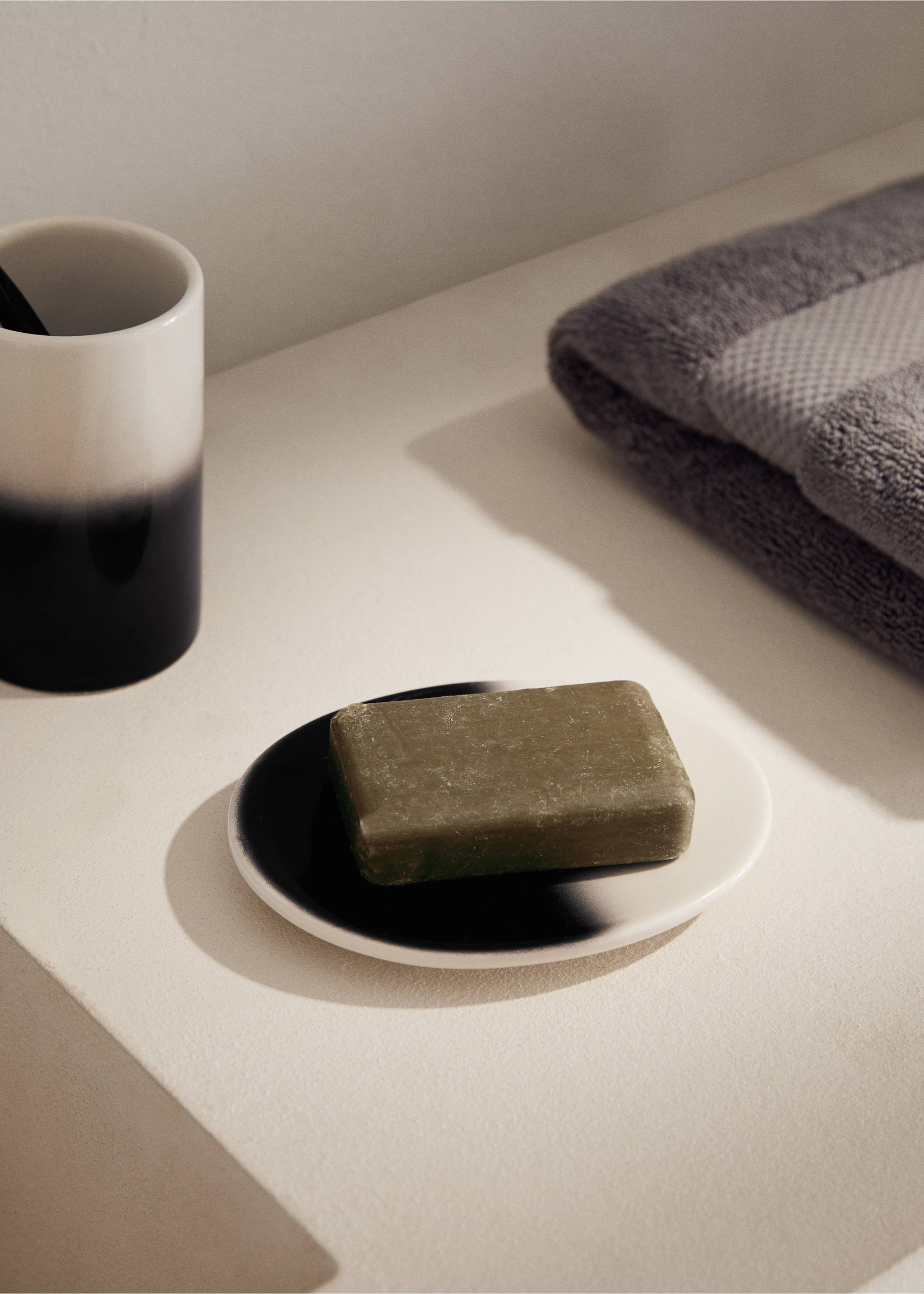 Earthenware soap dish with gradient effect - General plane, Black. Ref: 17061527-00.