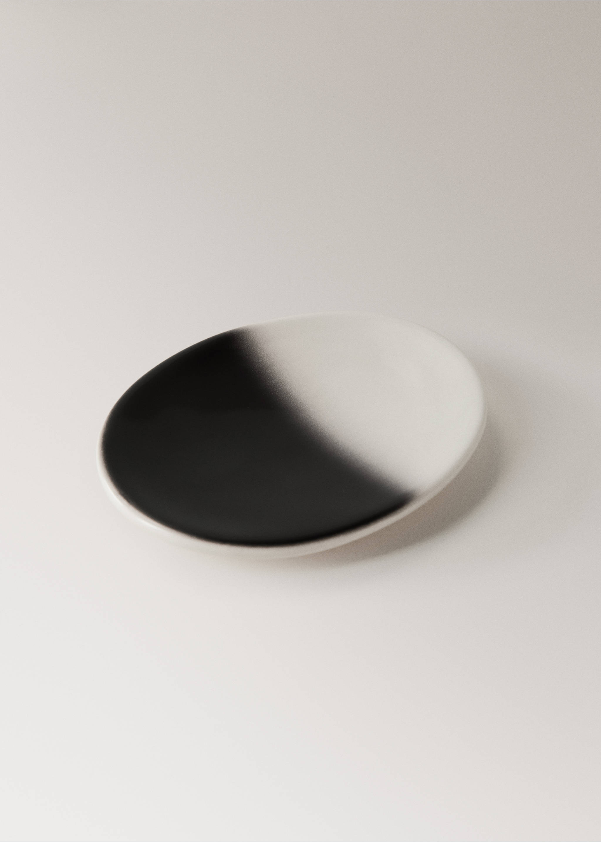 Earthenware soap dish with gradient effect - Details of the article 1, Black. Ref: 17061527-00.