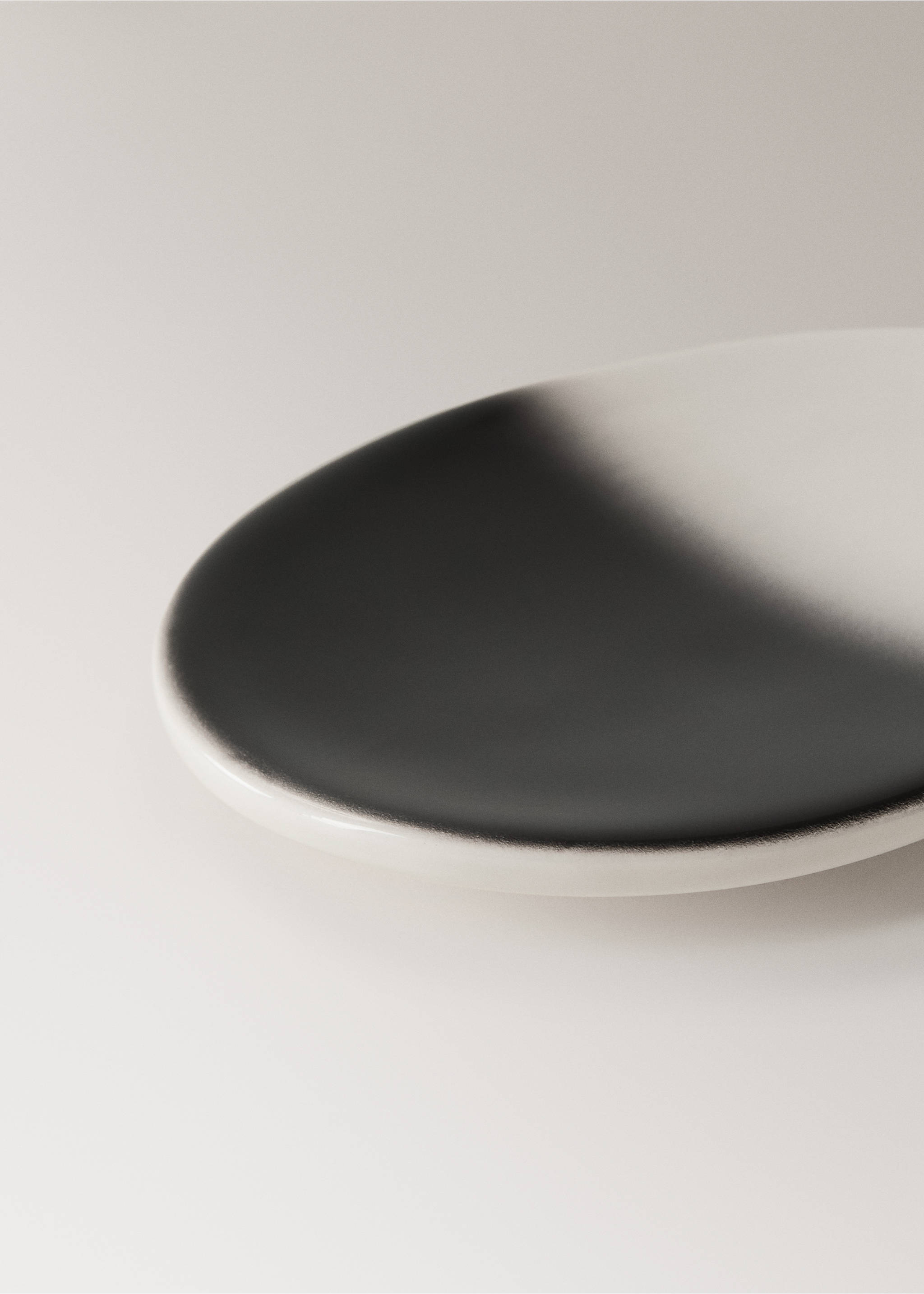 Earthenware soap dish with gradient effect - Details of the article 2, Black. Ref: 17061527-00.