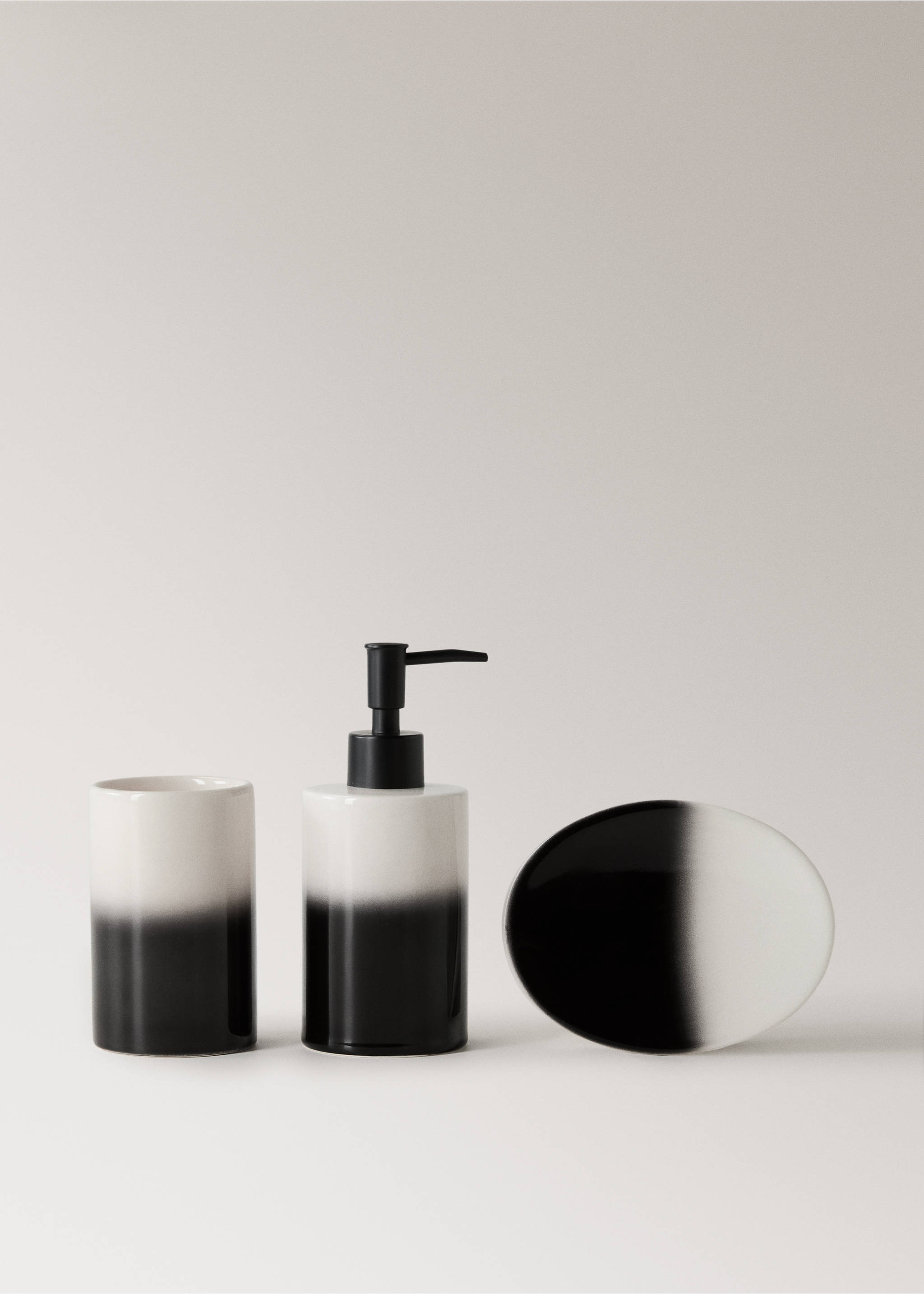 Earthenware soap dish with gradient effect - Details of the article 4, Black. Ref: 17061527-00.